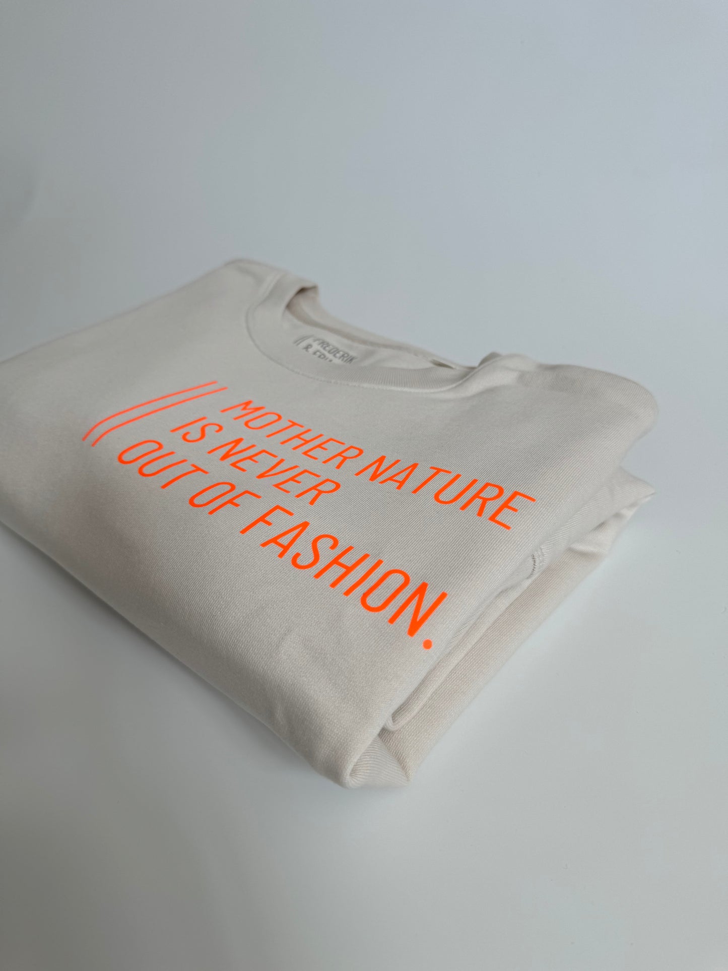 Sweatshirt Unisex 'Mother nature is never out of fashion.': Vintage White / Neon Orange