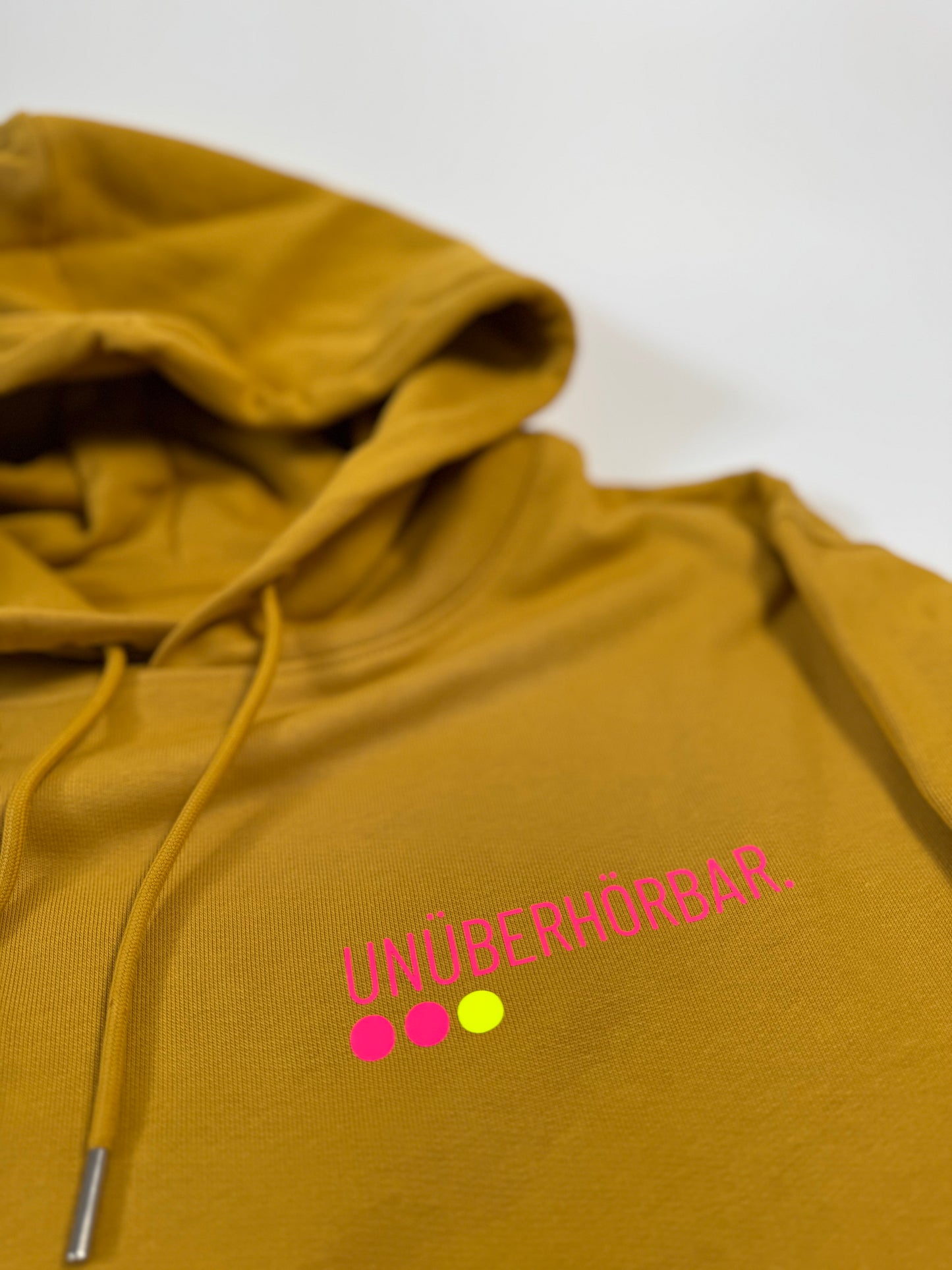 Hoodie Unisex 'Unshushable / Unüberhörbar.': Senf, Aloe / Neon Pink