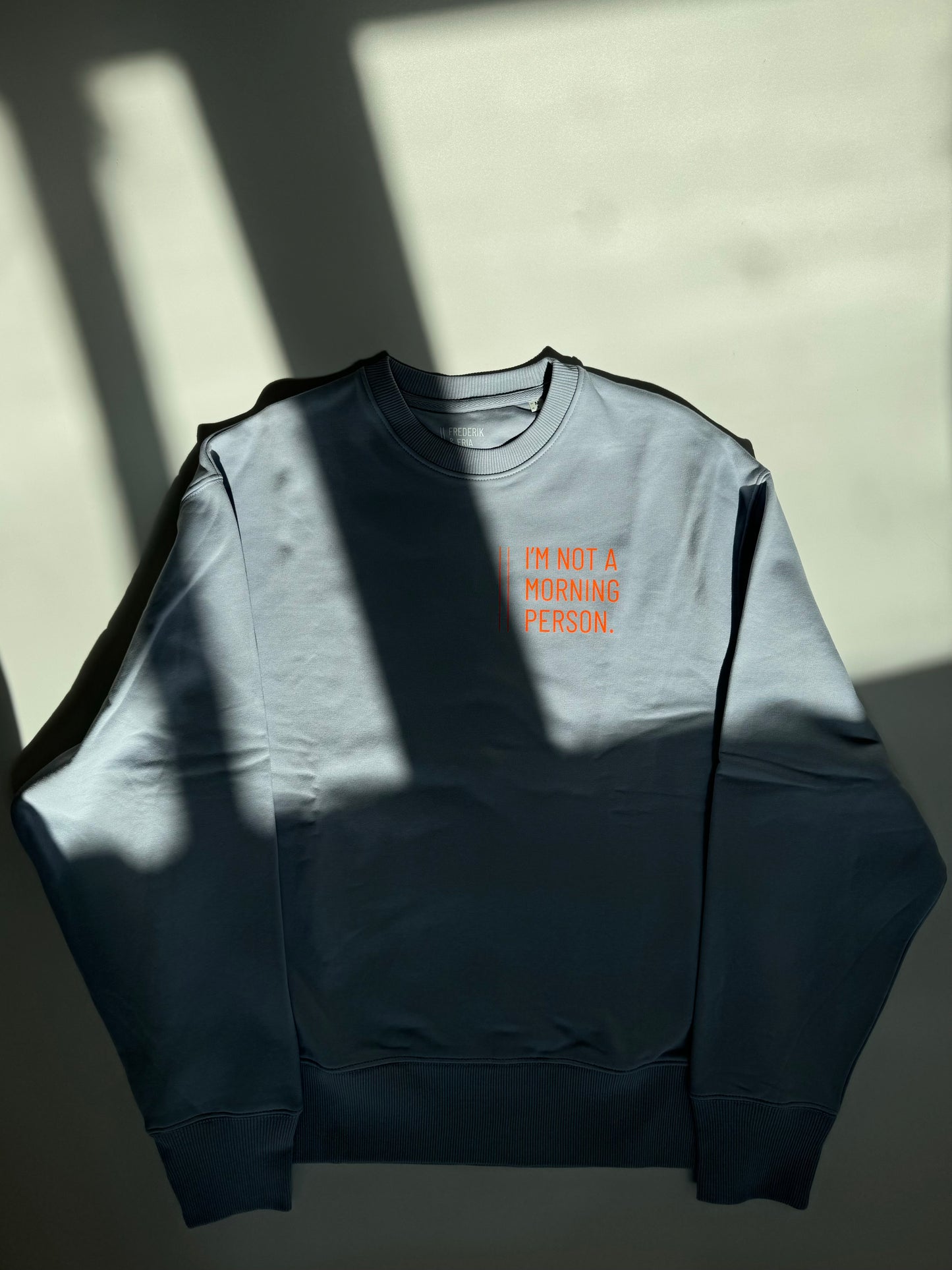 OVERSIZE Sweatshirt Frauen 'I'm not a morning person': Serene Blue / Neon Orange