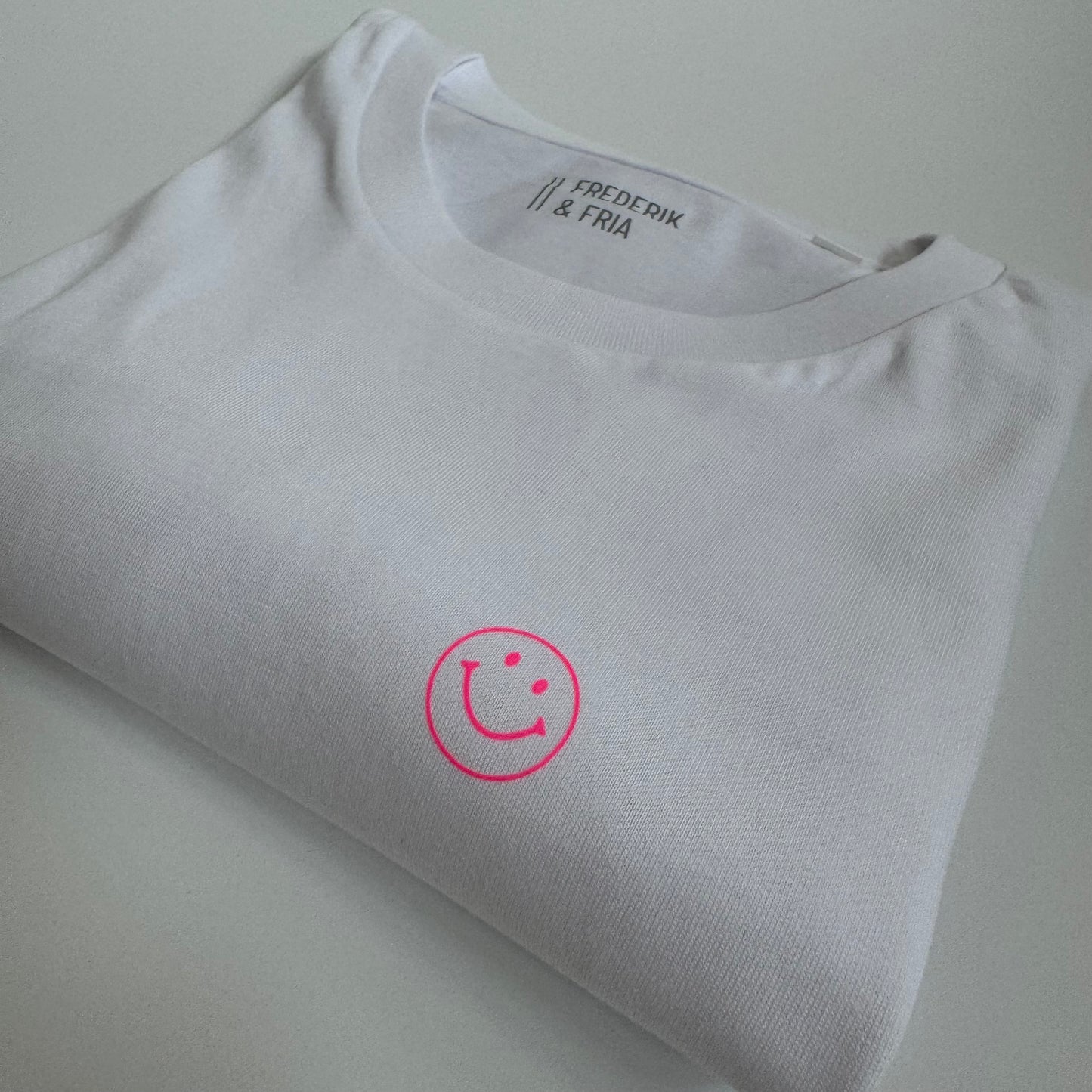 T-Shirt Unisex Friendly Smile: weiß / neon pink