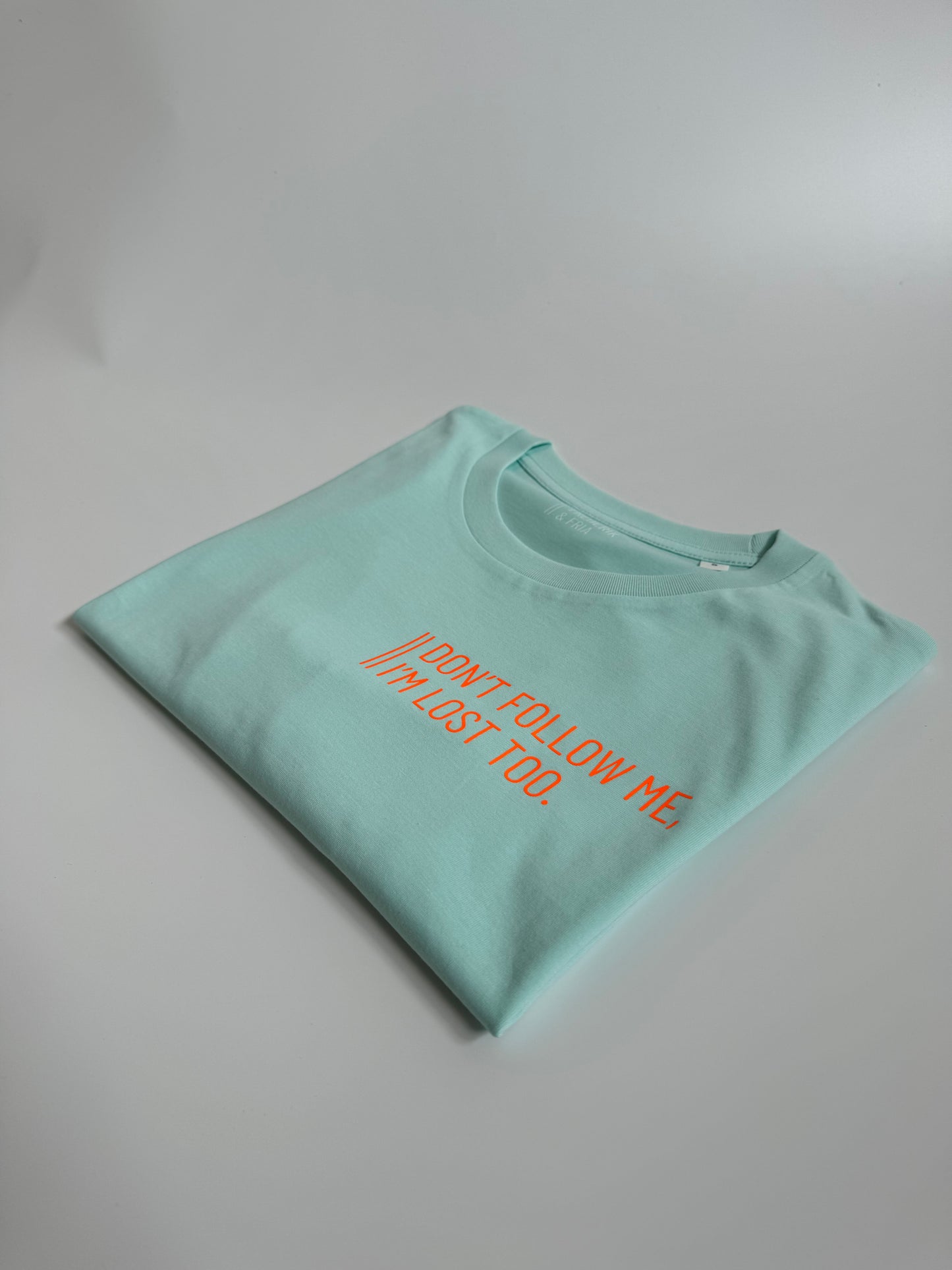 T-Shirt Unisex 'Don’t follow me, I’m lost too.‘ Caribbean Blue / Neon Orange