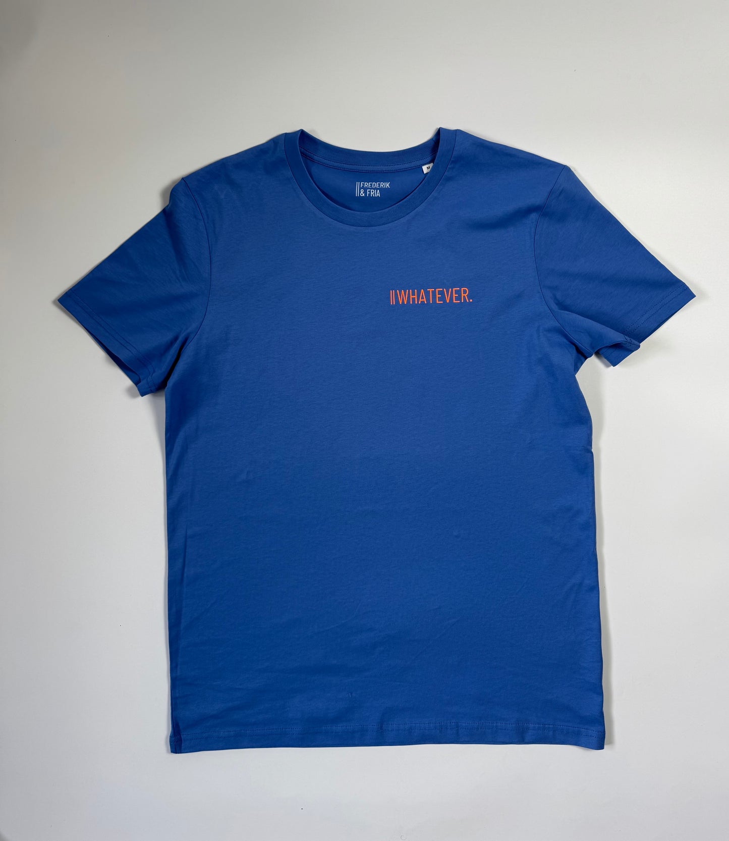 T-Shirt Unisex ‚whatever.‘ Blau / Neon Orange