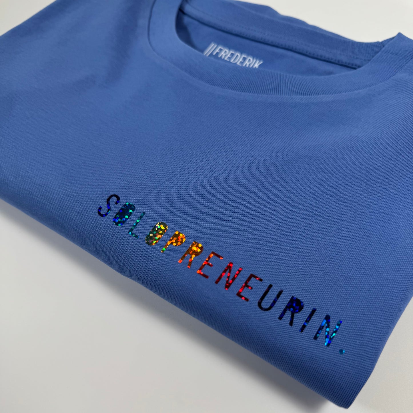 T-Shirt Unisex, ‚Solopreneurin’, Blau / Regenbogen