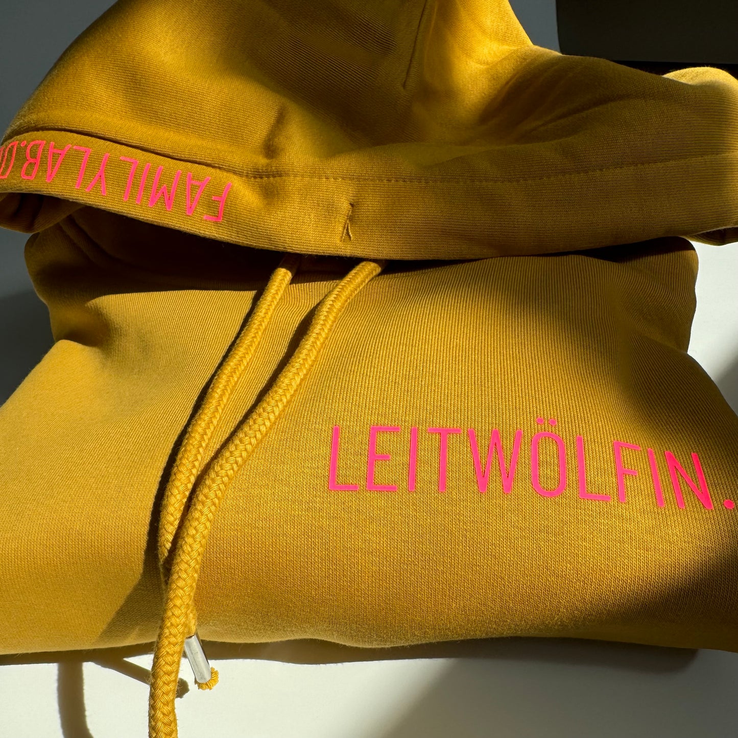 Hoodie Unisex 'Leitwölfin / Leitwolf.': Senfgelb / Neon Pink