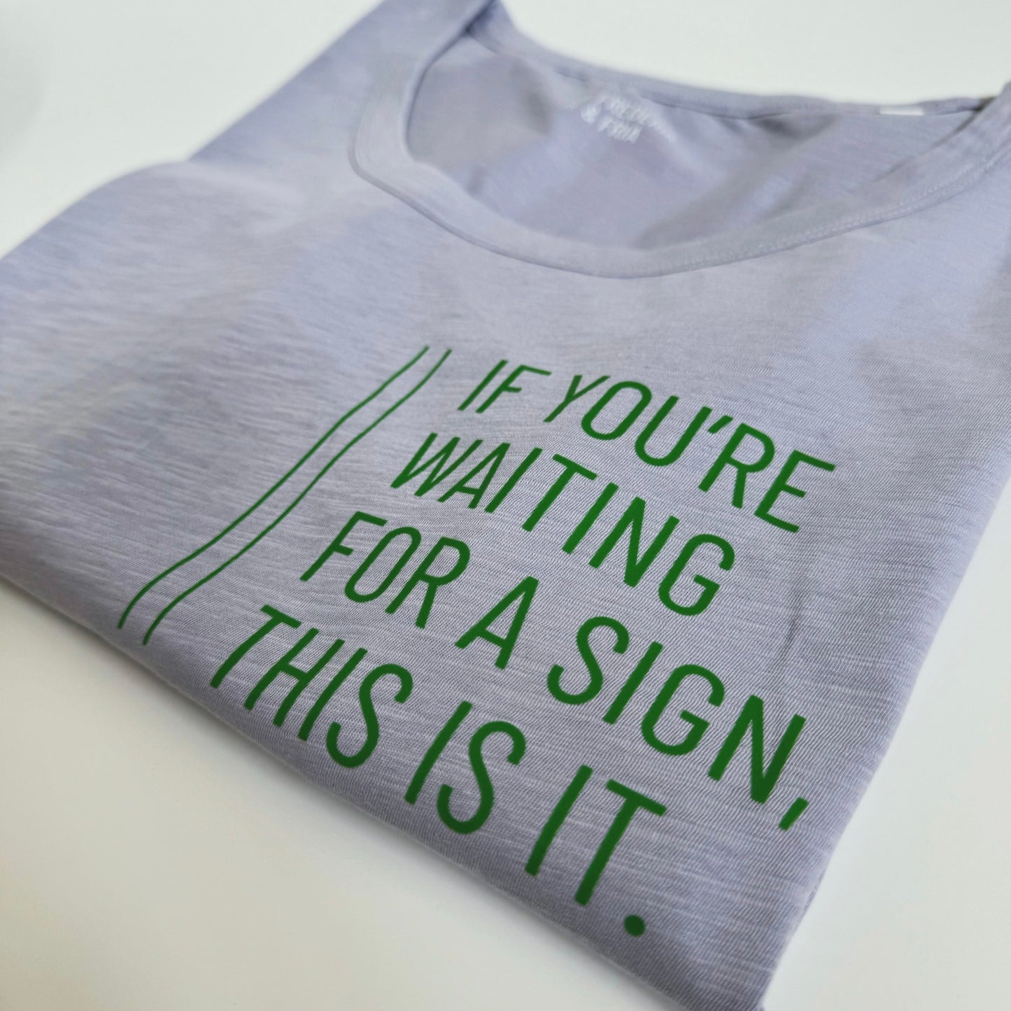 T-Shirt Frauen 'If you're waiting for a sign, this is it.': lila / grün