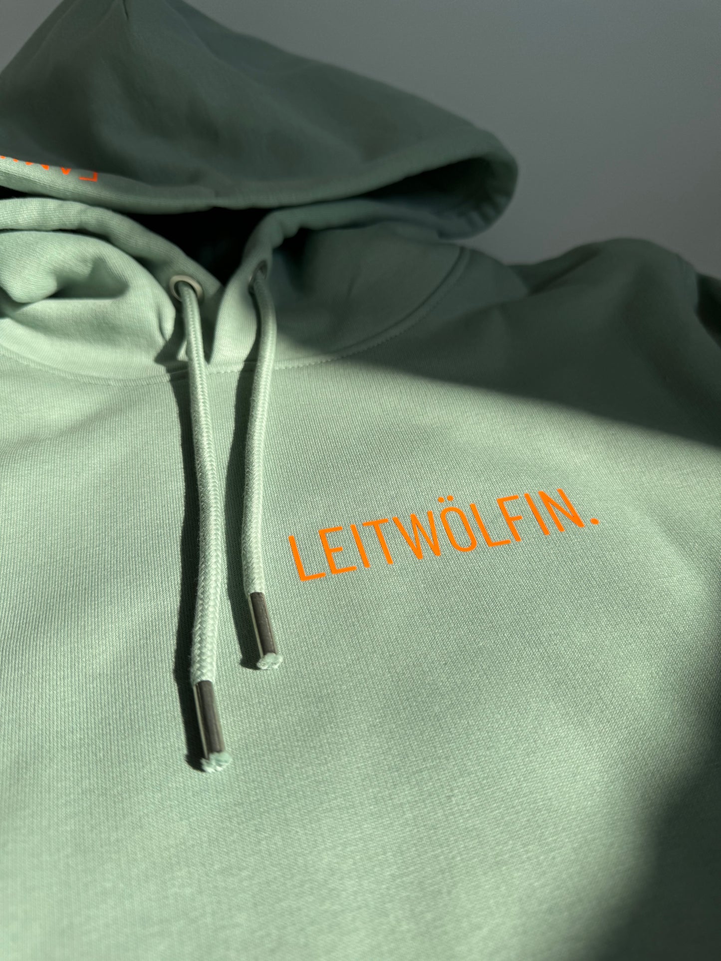 Hoodie Unisex 'Leitwölfin / Leitwolf.': Aloe / Neon Orange