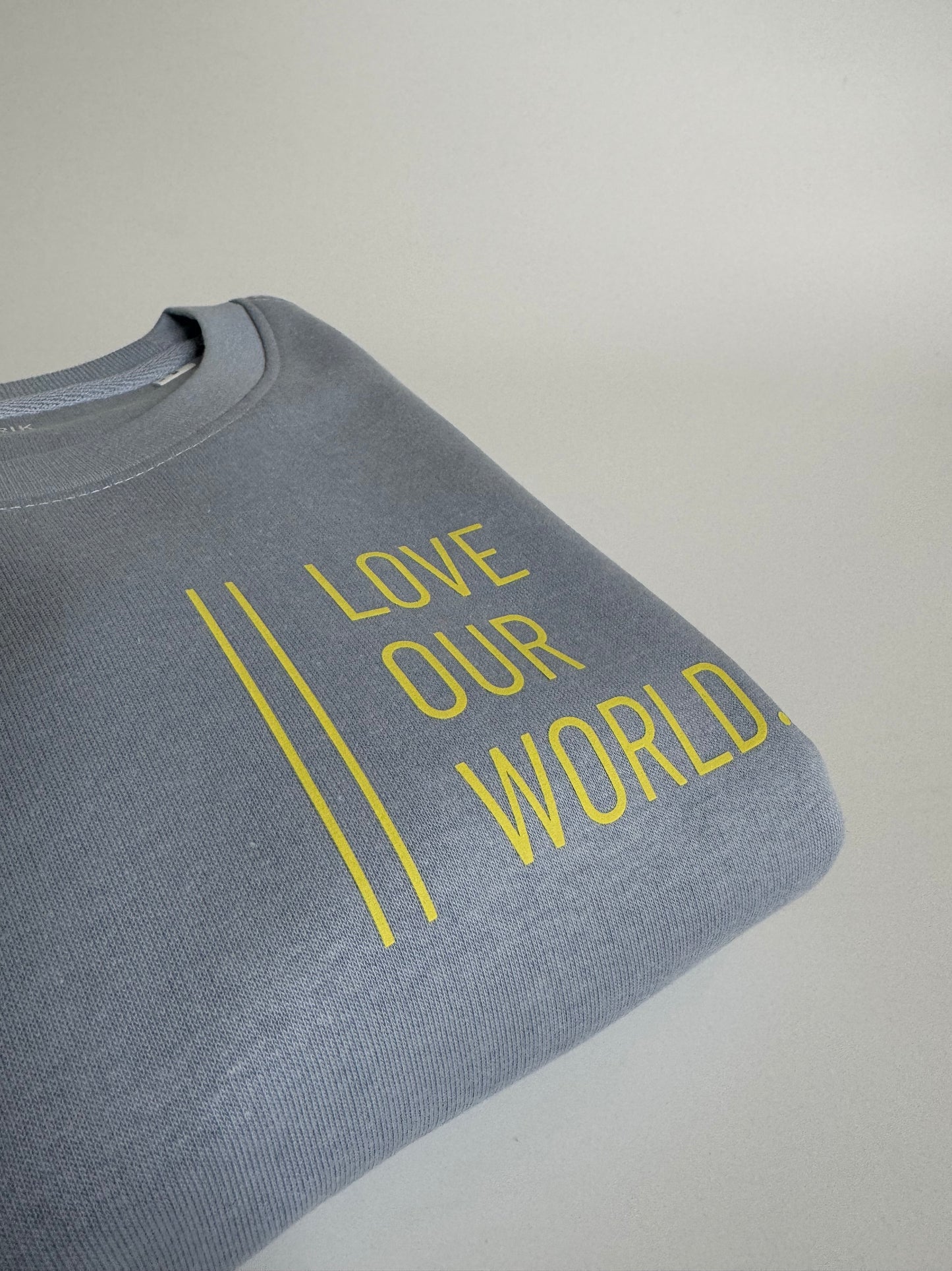 Sweatshirt Unisex 'Love our world.': Serene Blue / Hell Gelb