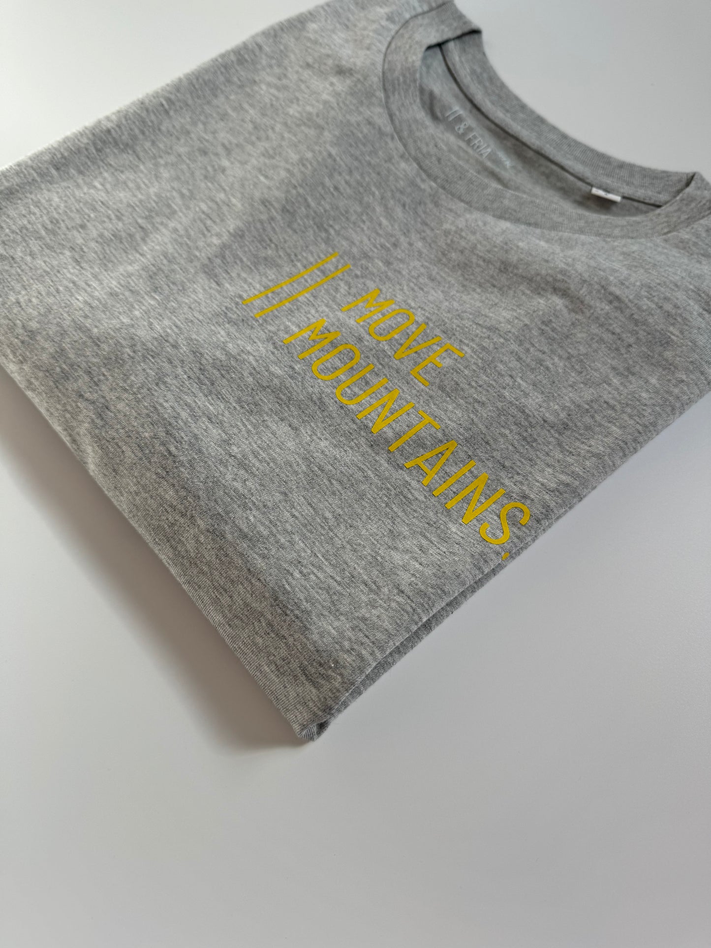 T-Shirt Unisex 'Move Mountains.': grau / gelb