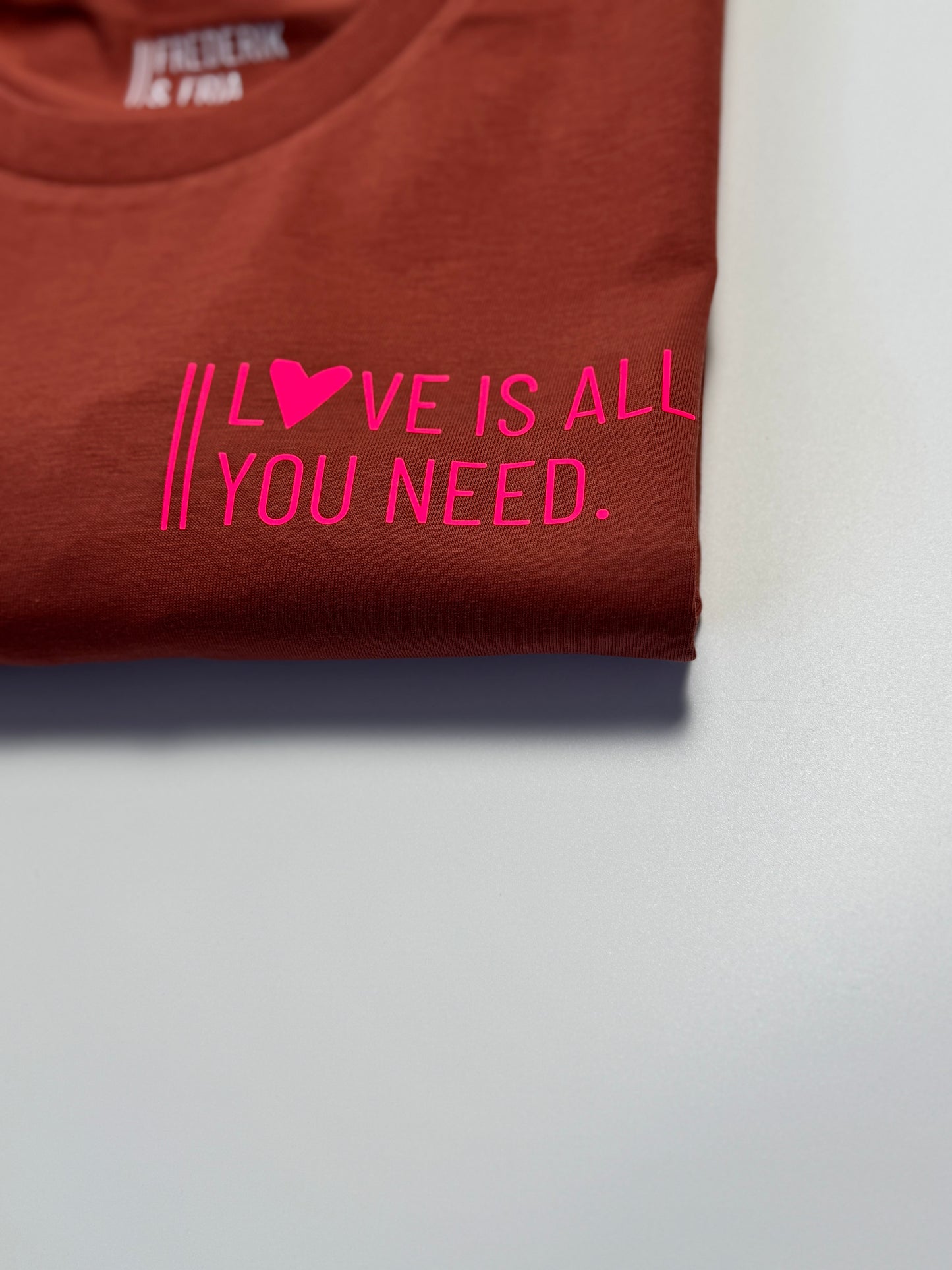 T-Shirt Unisex ‚Love is all you need.‘ Hibiscus / Neon Pink