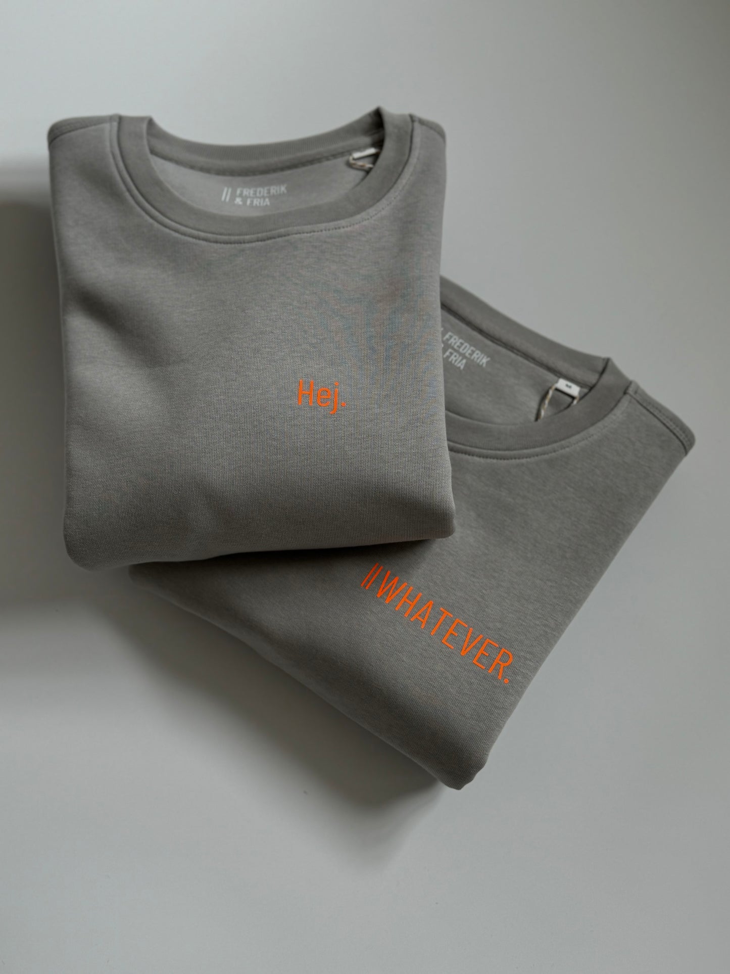 Sweatshirt Unisex 'Hej.': Opal Grau / Neon Orange