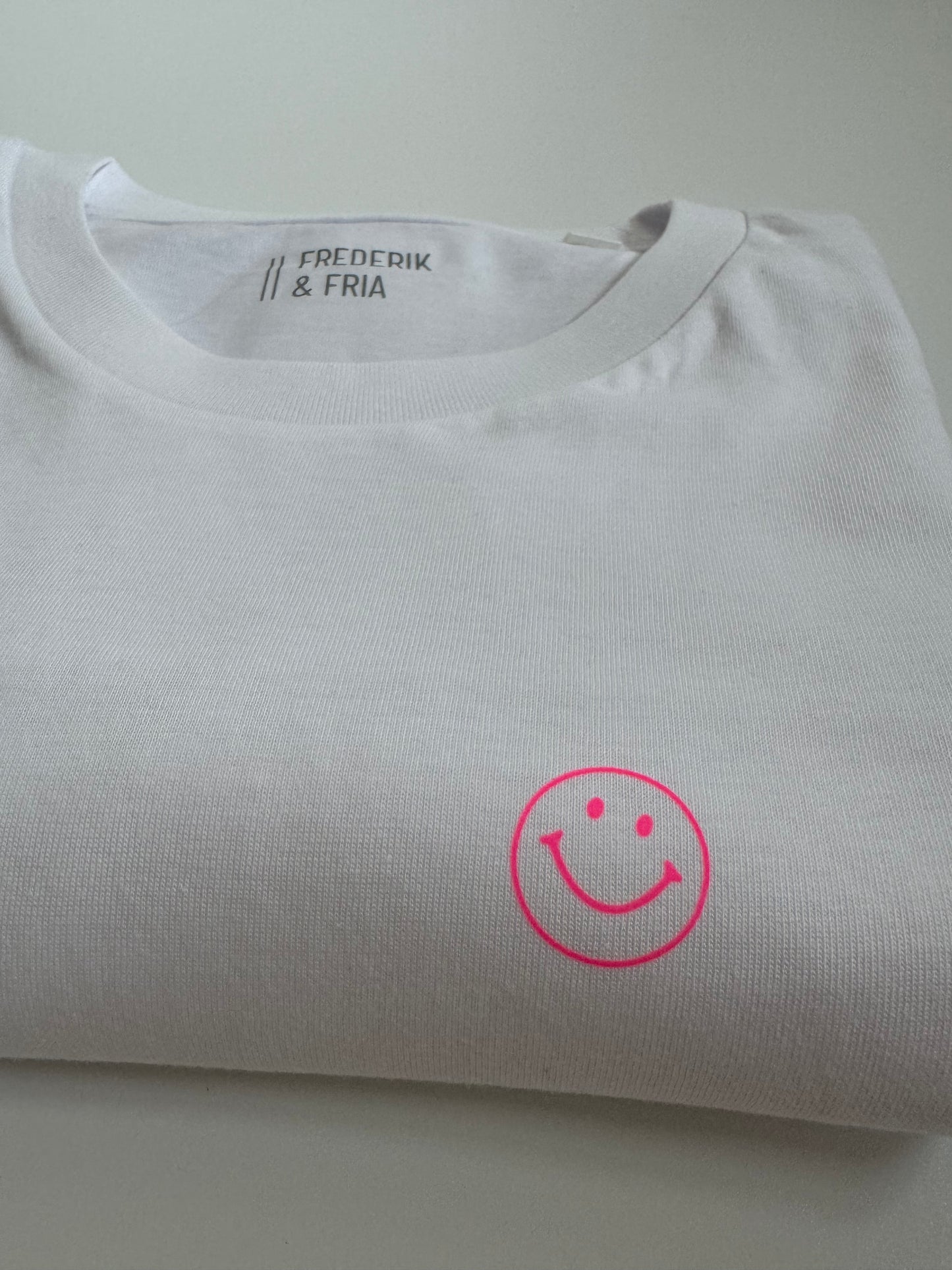 T-Shirt Unisex Friendly Smile: weiß / neon pink