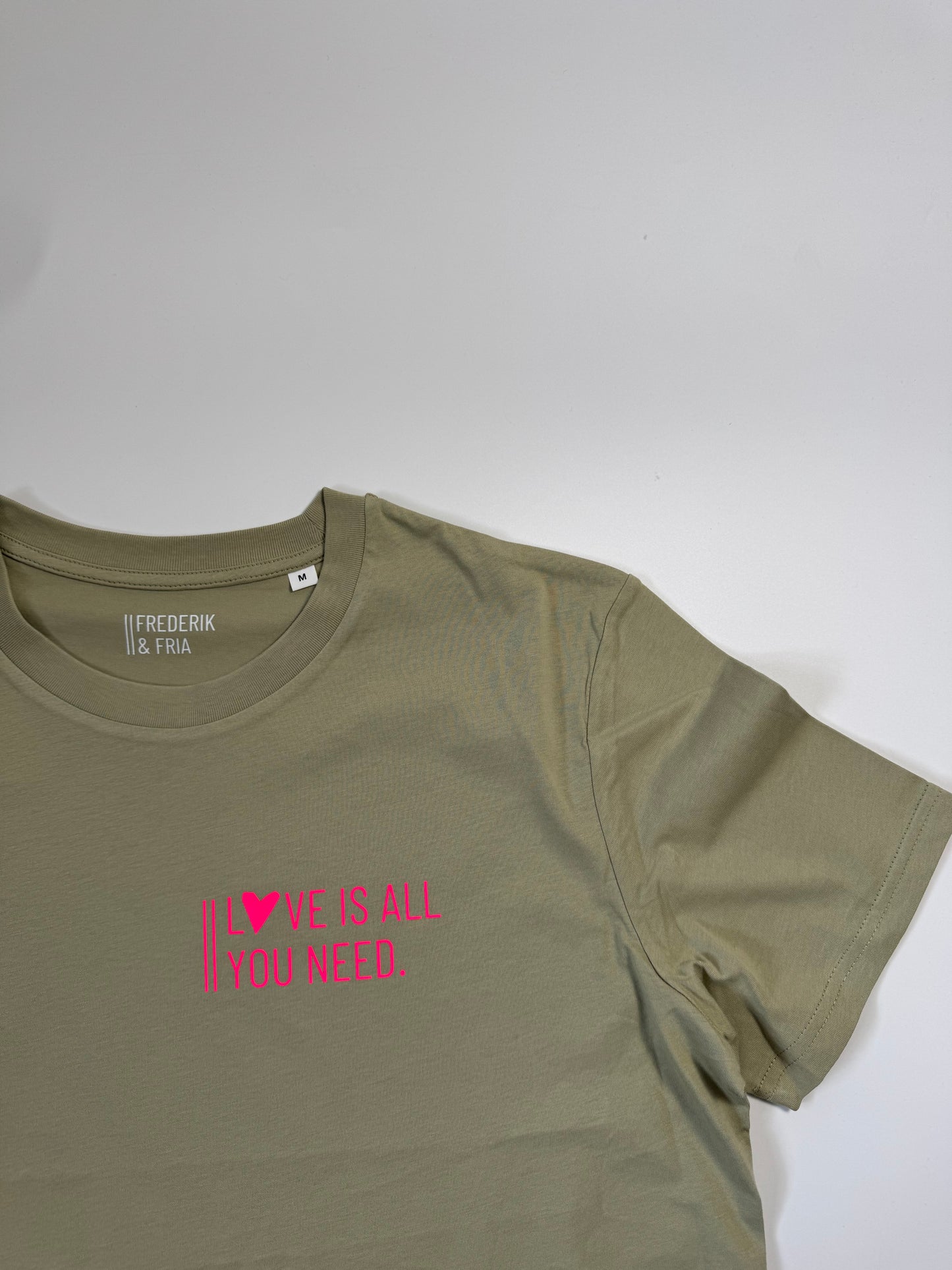 T-Shirt Unisex ‚Love is all you need.‘ Graugrün / Neon Pink