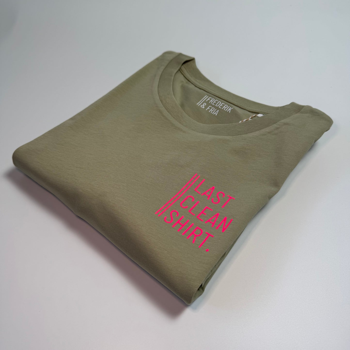 T-Shirt Unisex ‚Last Clean Shirt.‘ Graugrün / Neon Pink