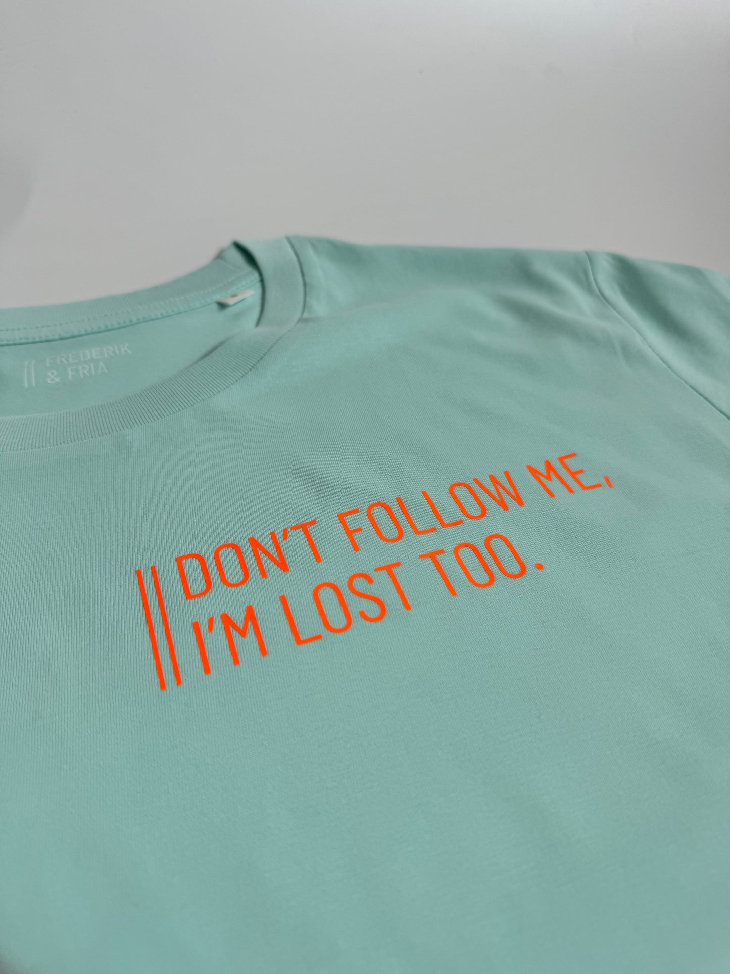 T-Shirt Unisex 'Don’t follow me, I’m lost too.‘ Caribbean Blue / Neon Orange