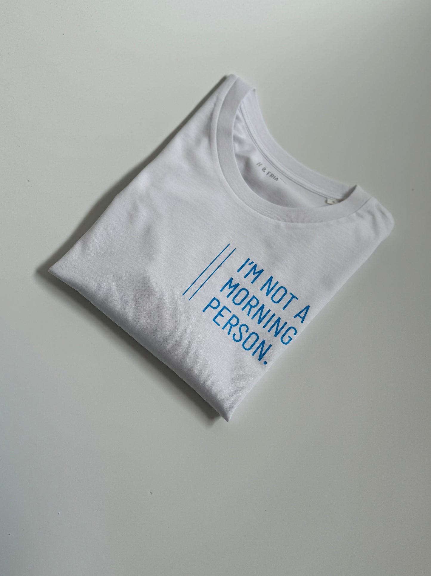 T-Shirt Unisex 'I’m not a morning person.‘: weiß / neon blau