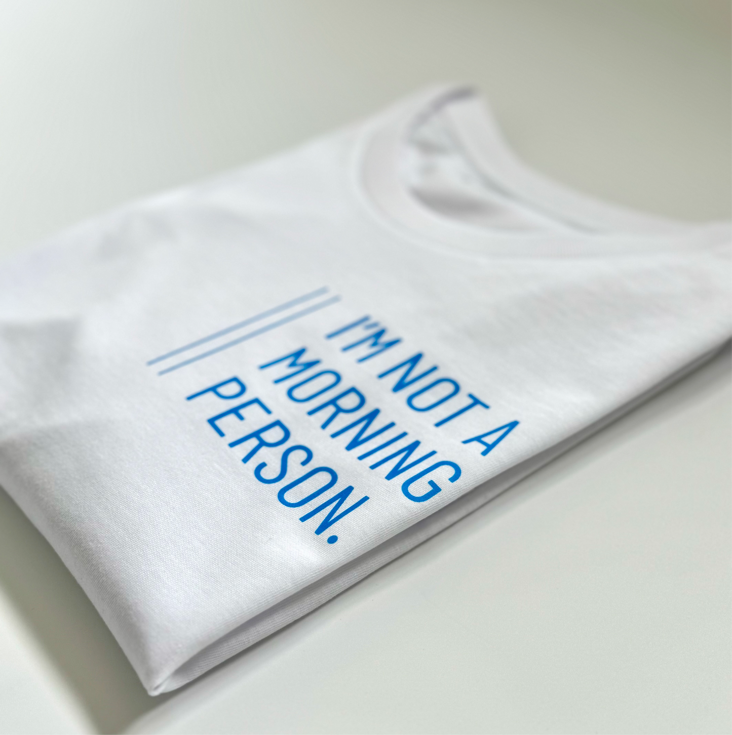 T-Shirt Unisex 'I’m not a morning person.‘: weiß / neon blau
