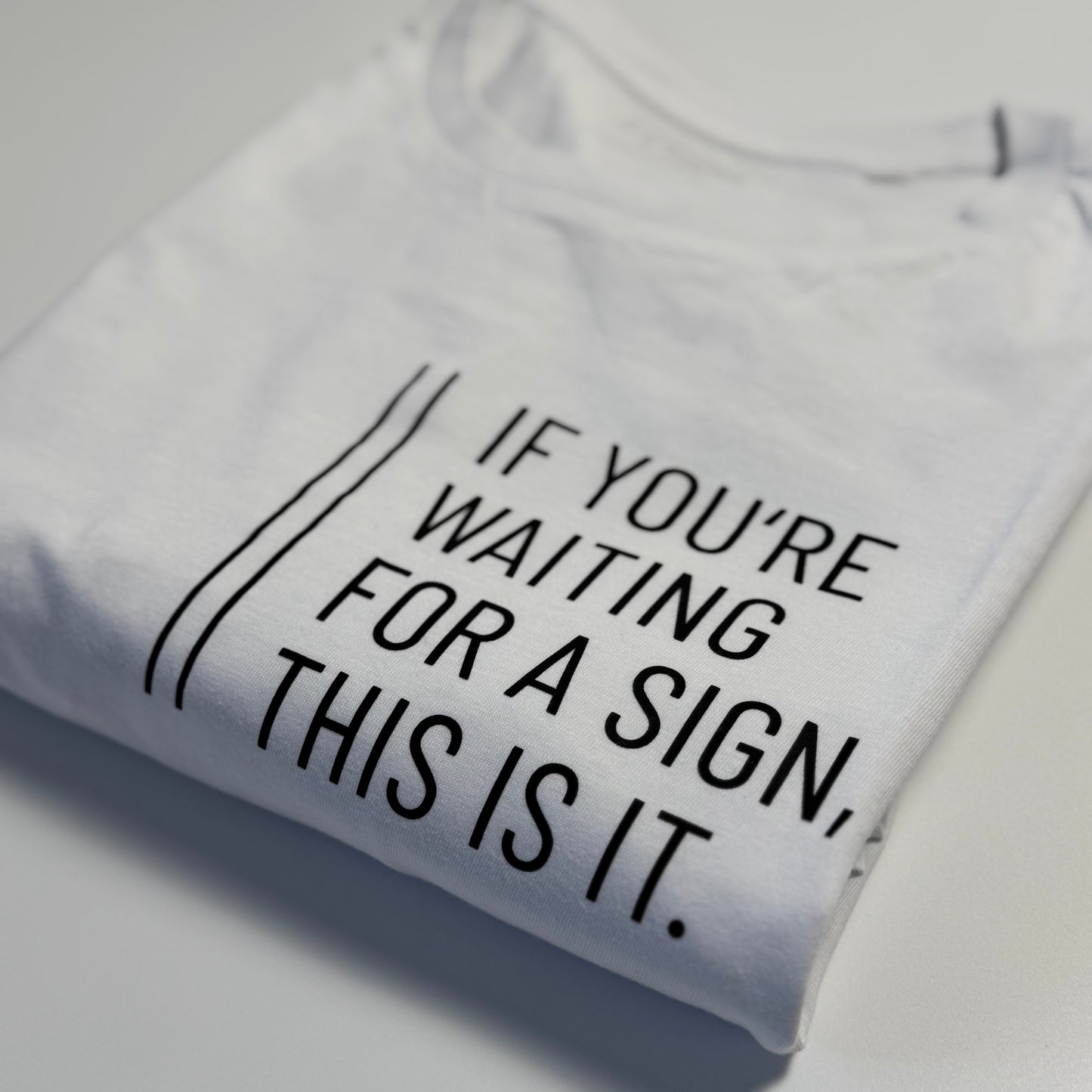 T-Shirt Unisex 'If you're waiting for a sign, this is it.': weiß / schwarz