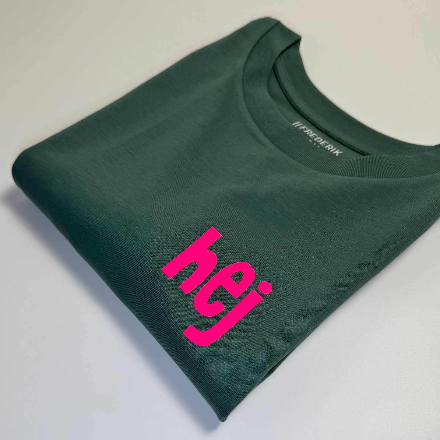T-Shirt Frauen ‚hej.': Grün / Neon Pink