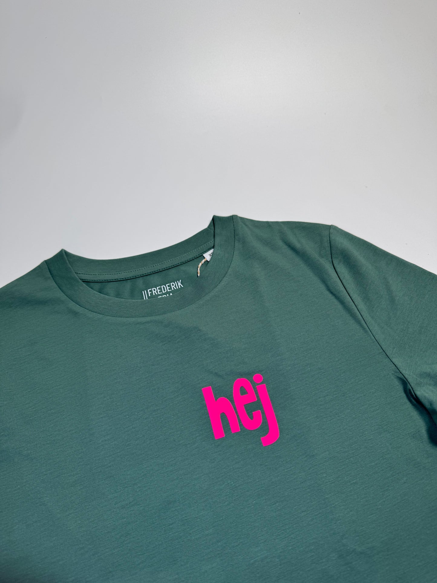 T-Shirt Frauen ‚hej.': Grün / Neon Pink