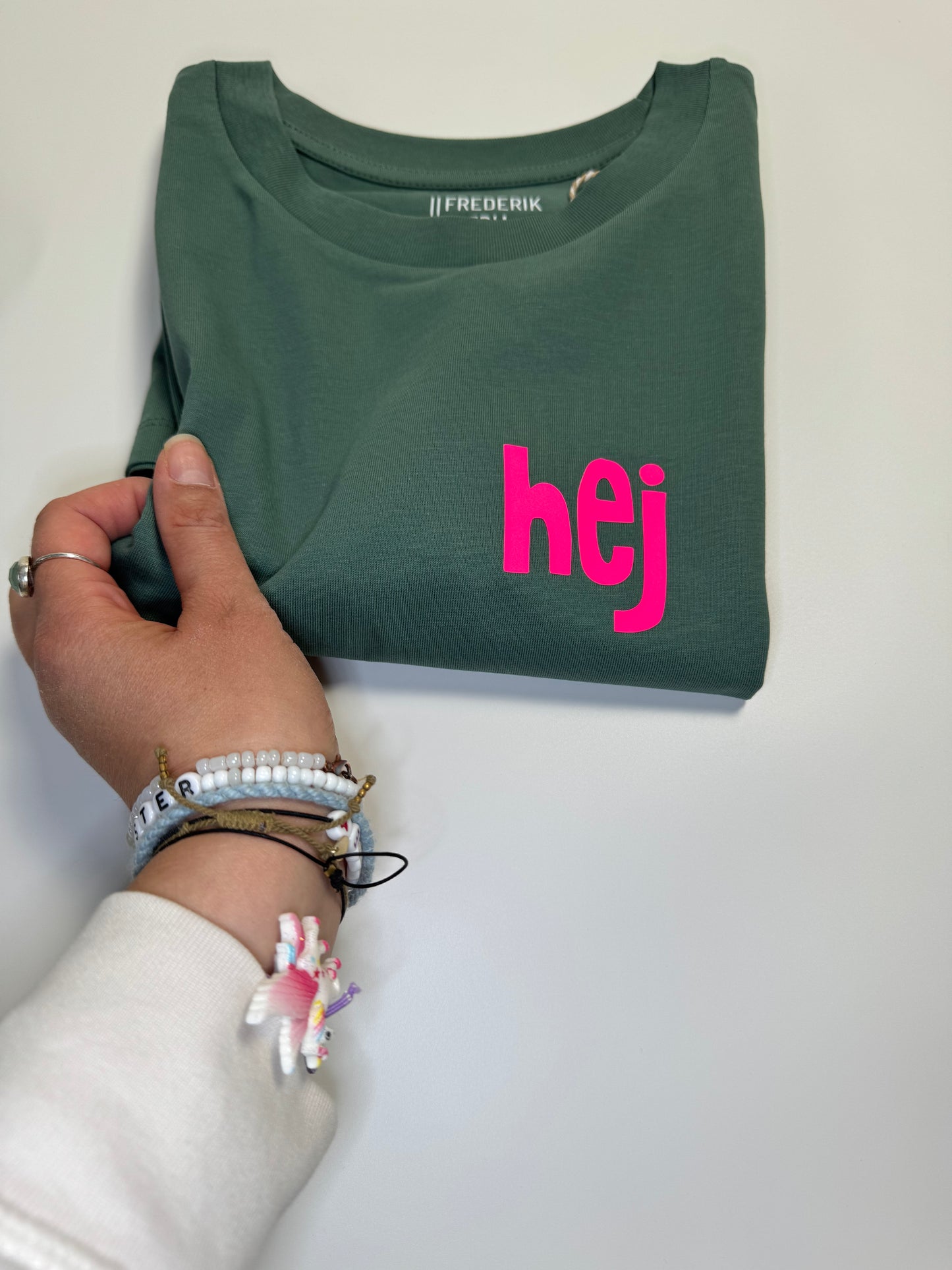 T-Shirt Frauen ‚hej.': Grün / Neon Pink