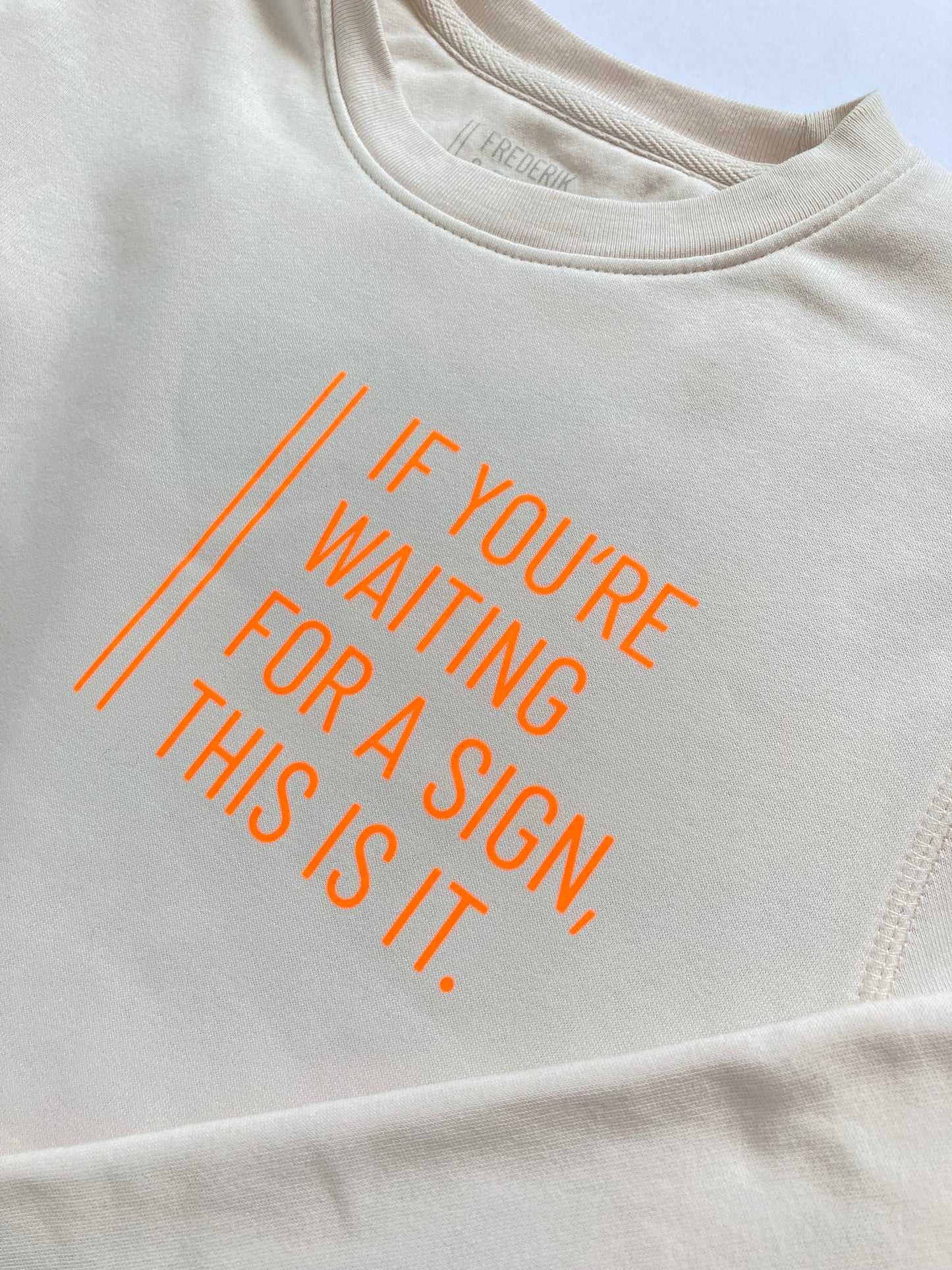 Sweatshirt Unisex 'If you're waiting for a sign...': Vintage White / Neon Orange