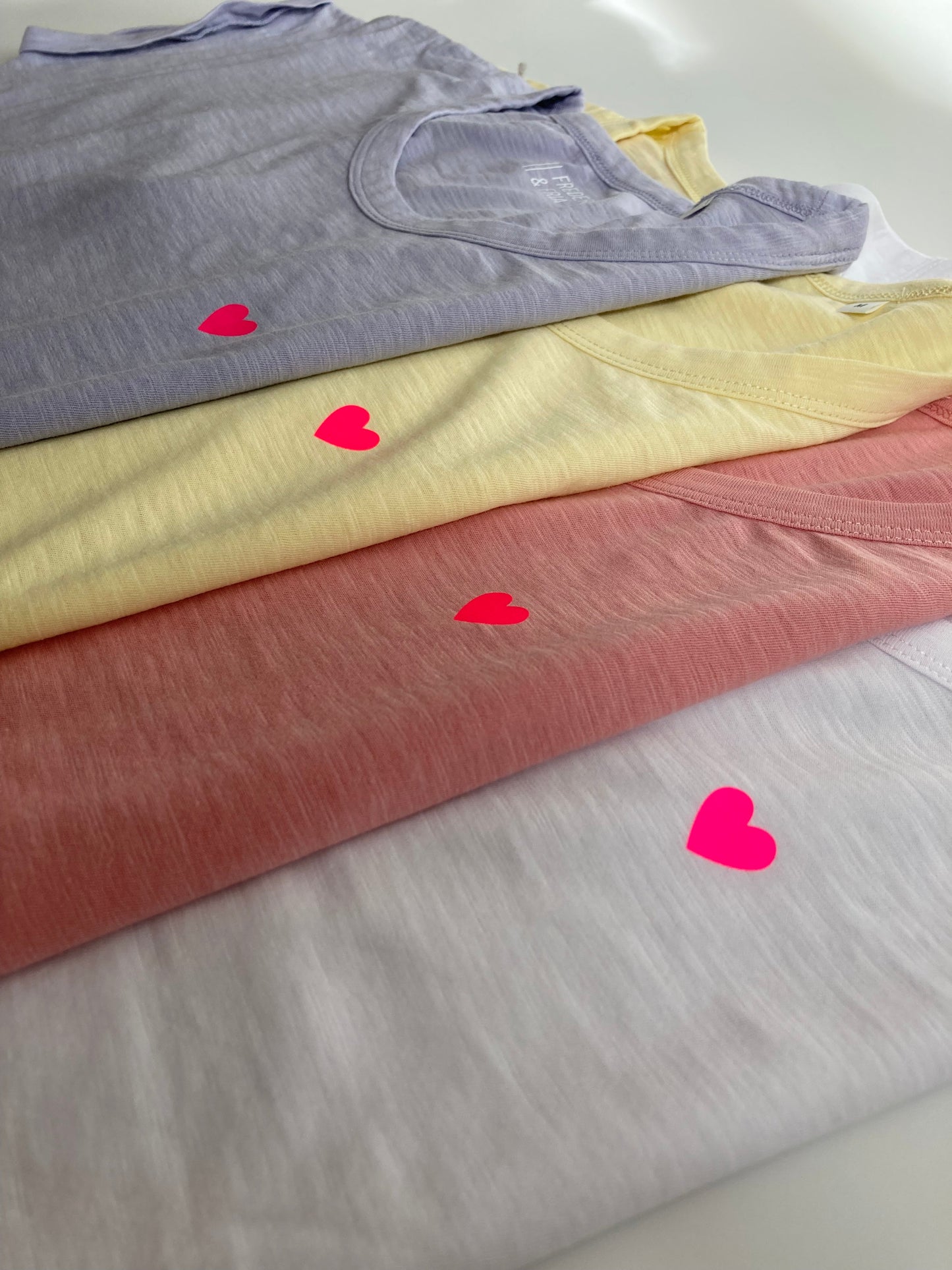 T-Shirt Frauen Herz: weiß / neon pink