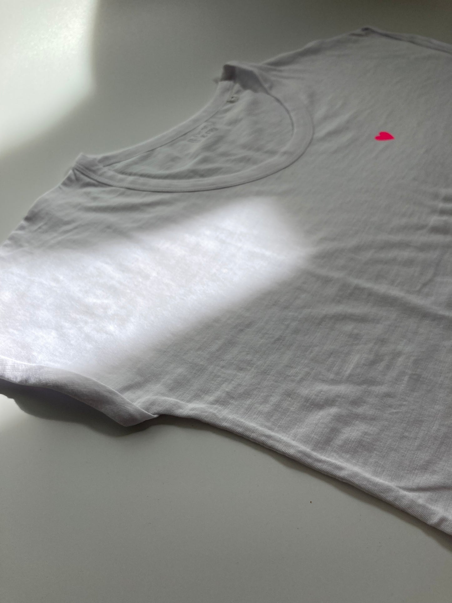 T-Shirt Frauen Herz: weiß / neon pink