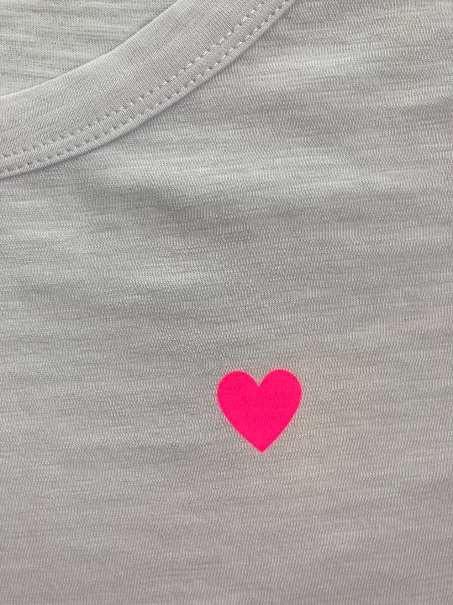 T-Shirt Frauen Herz: weiß / neon pink