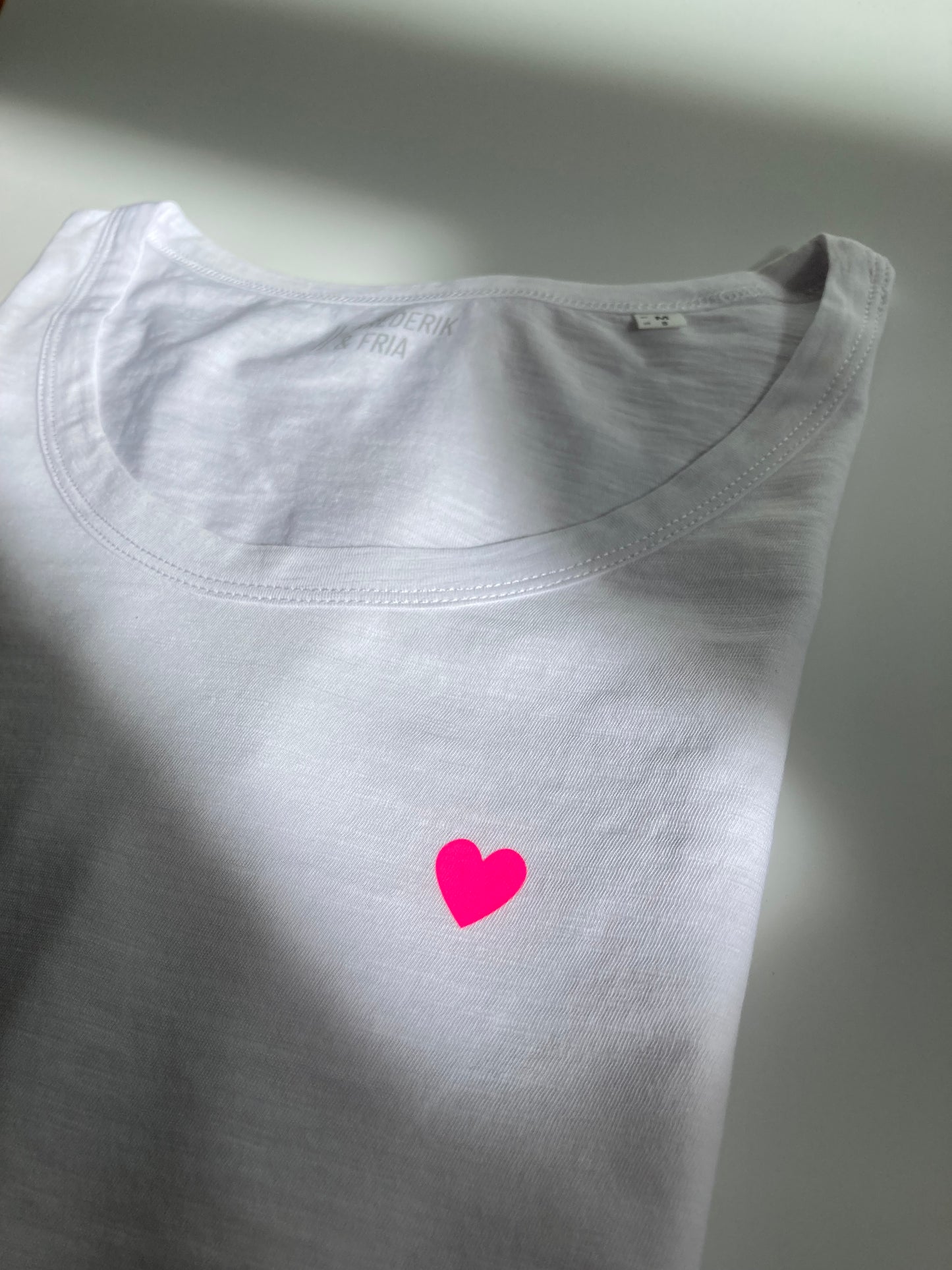T-Shirt Frauen Herz: weiß / neon pink