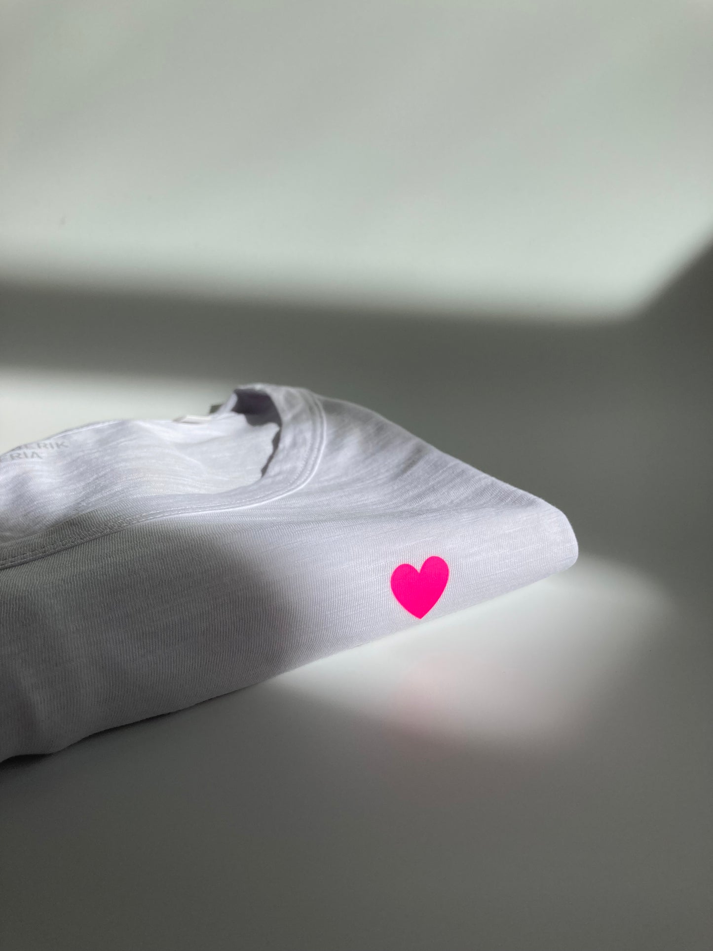T-Shirt Frauen Herz: weiß / neon pink