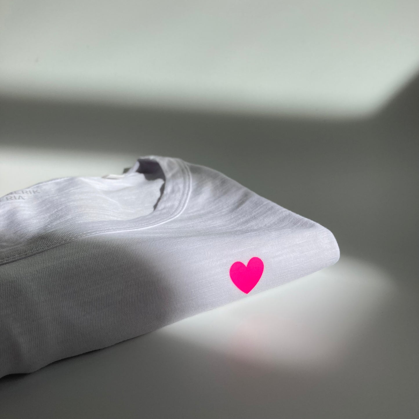 T-Shirt Frauen Herz: weiß / neon pink