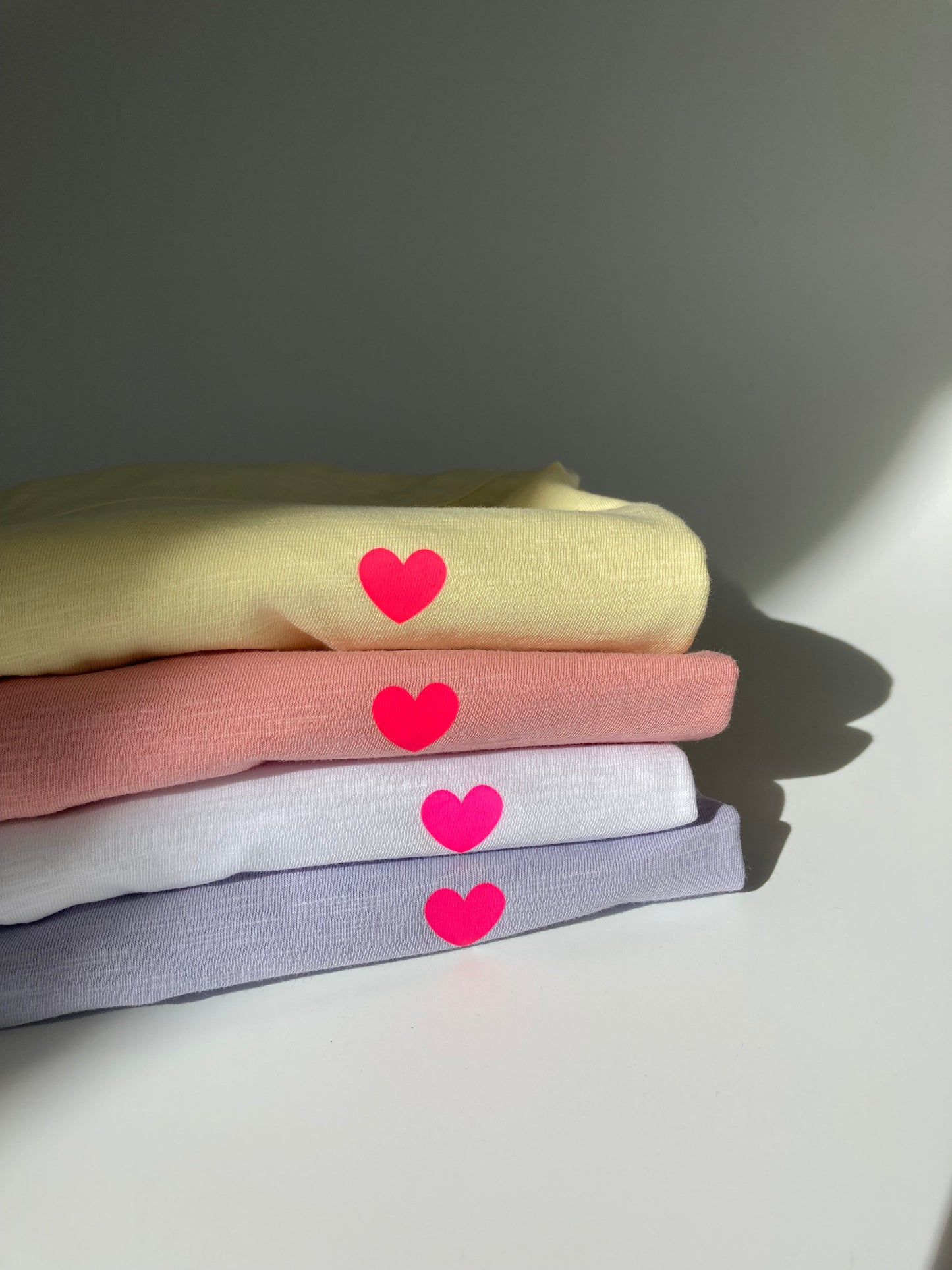 T-Shirt Frauen Herz: weiß / neon pink
