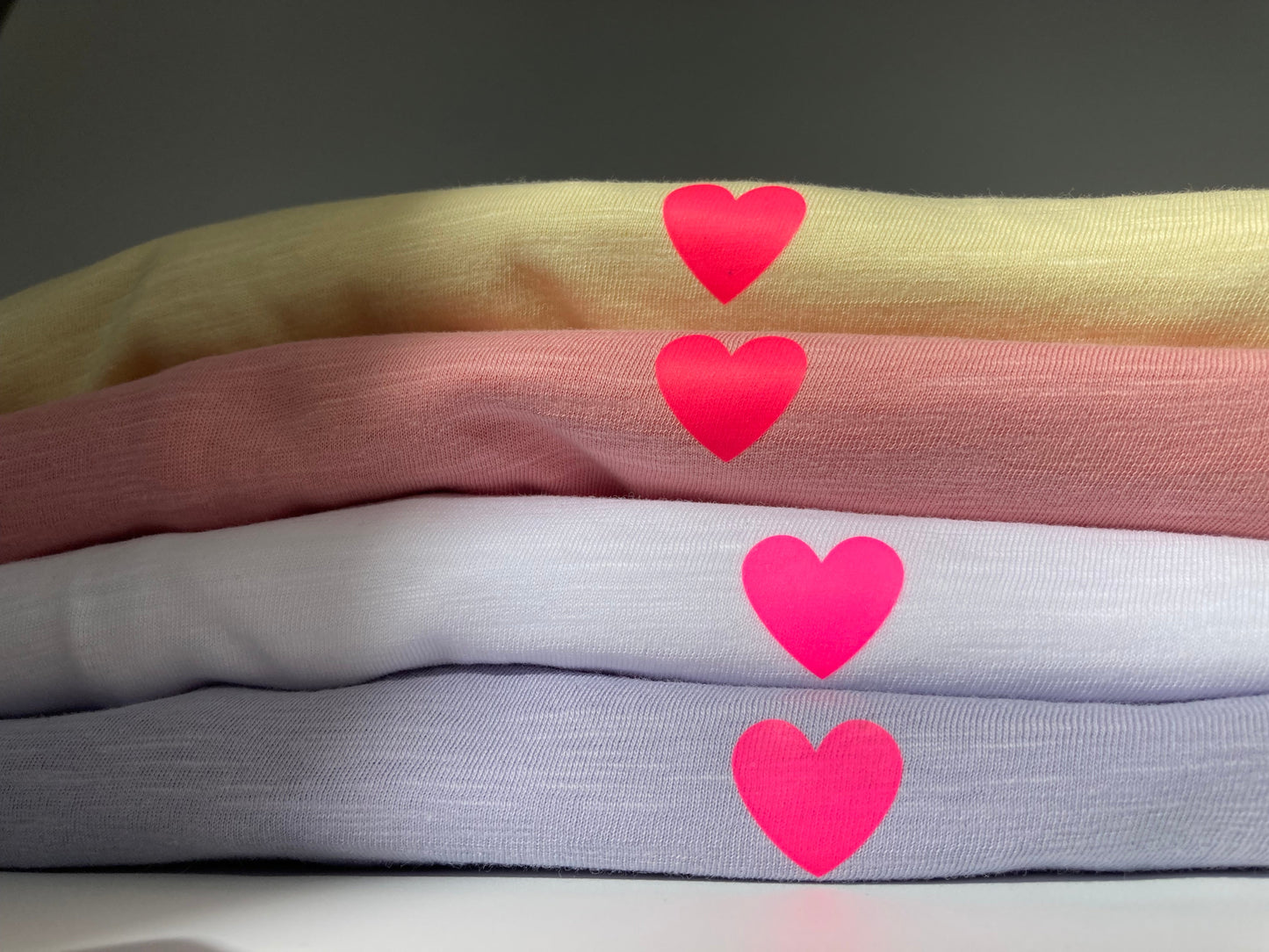 T-Shirt Frauen Herz: weiß / neon pink