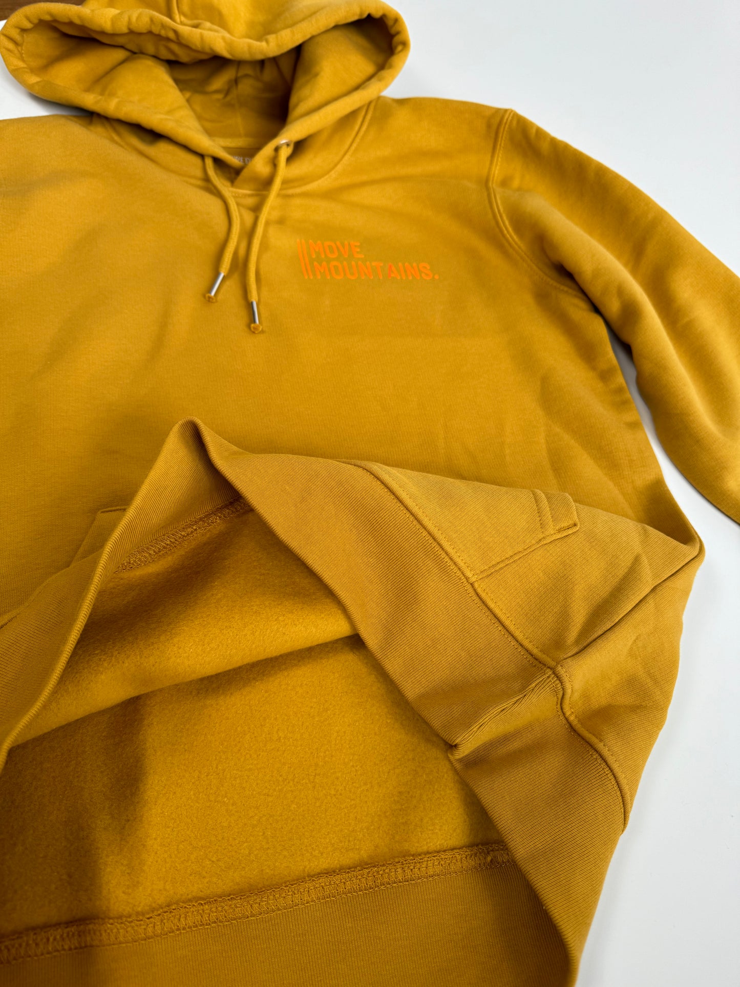 Hoodie Unisex 'Move Mountains.': Senf, Aloe / Neon Orange