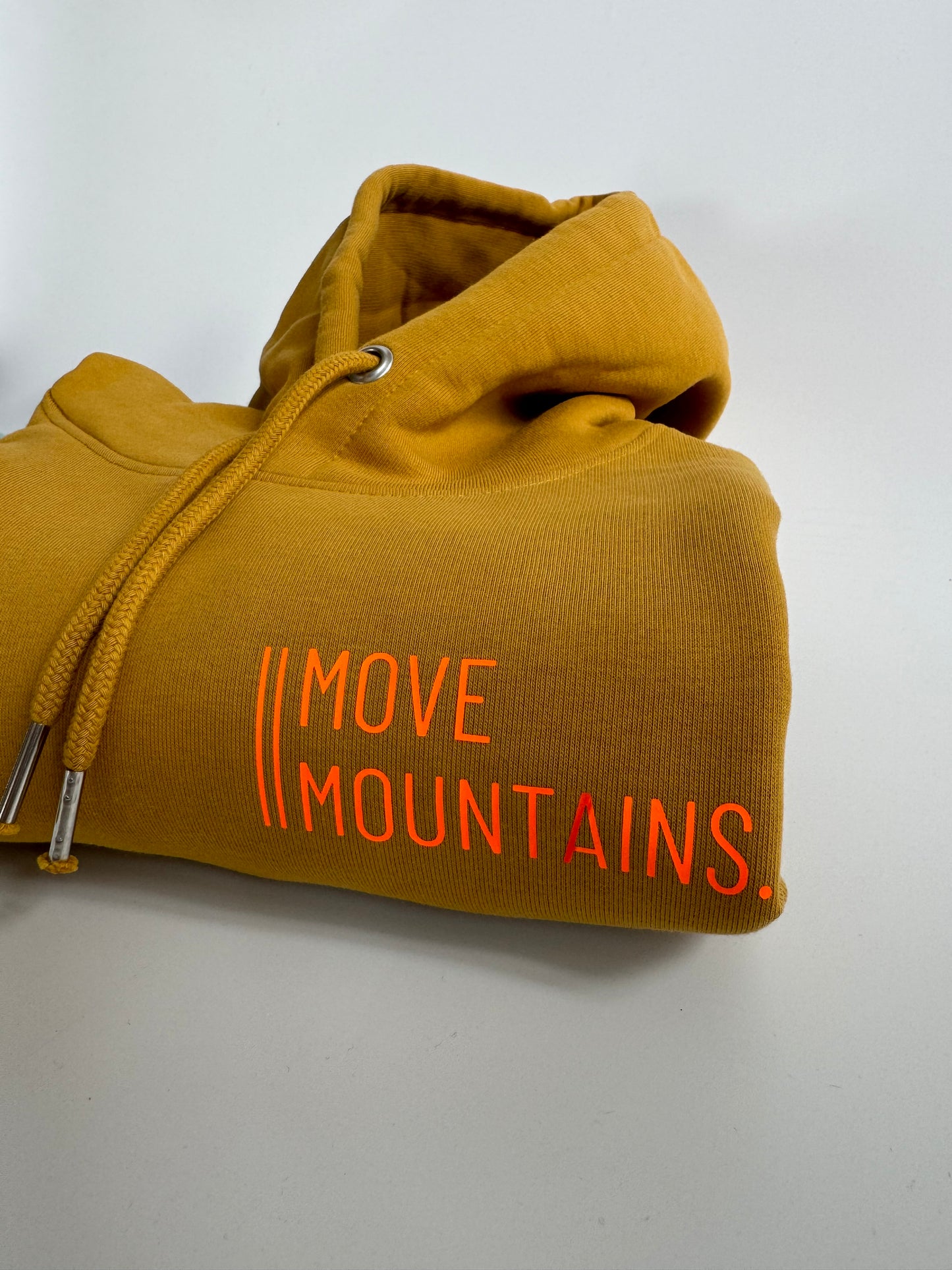 Hoodie Unisex 'Move Mountains.': Senf, Aloe / Neon Orange