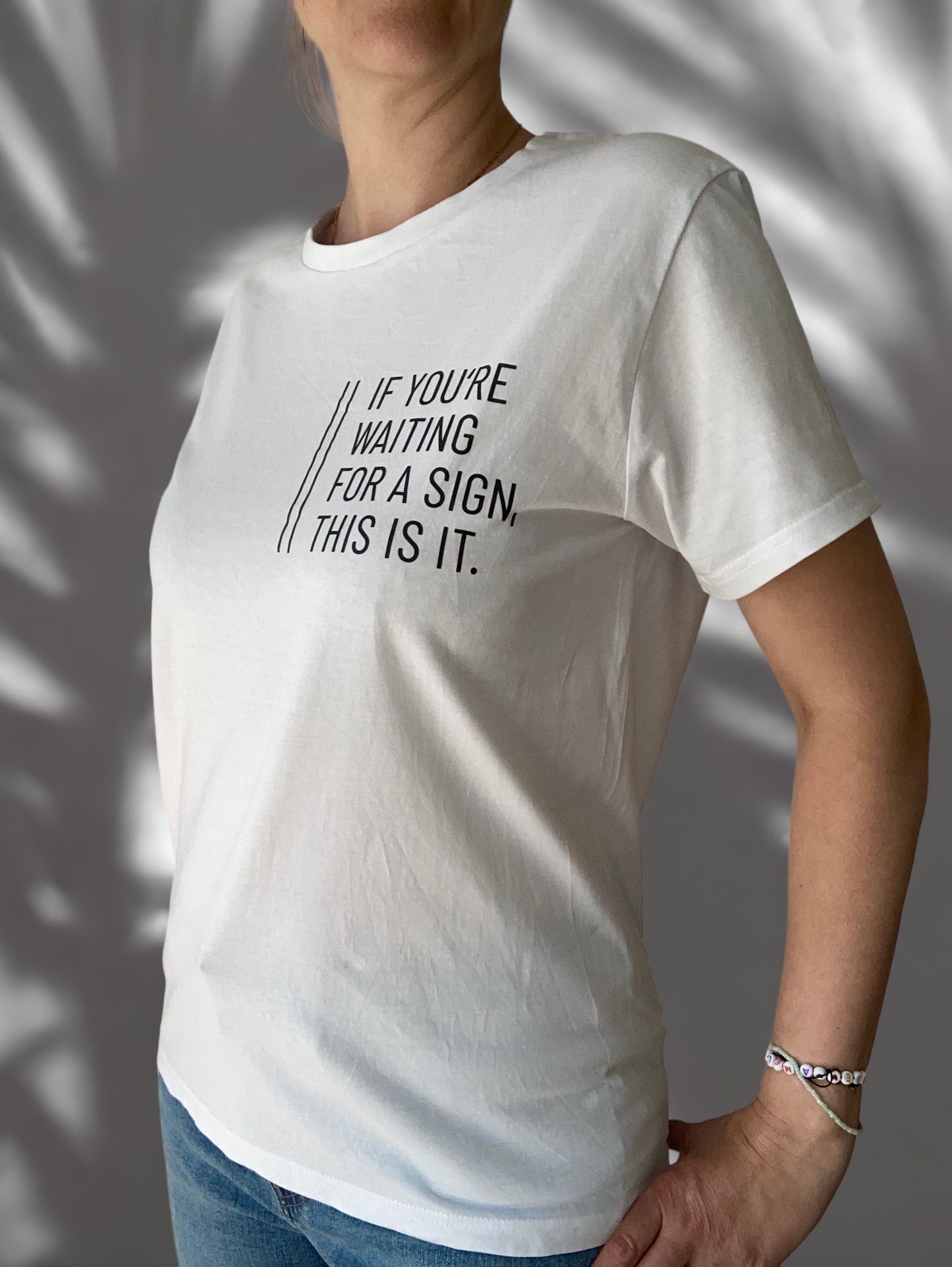 T-Shirt Unisex 'If you're waiting for a sign, this is it.': weiß / schwarz