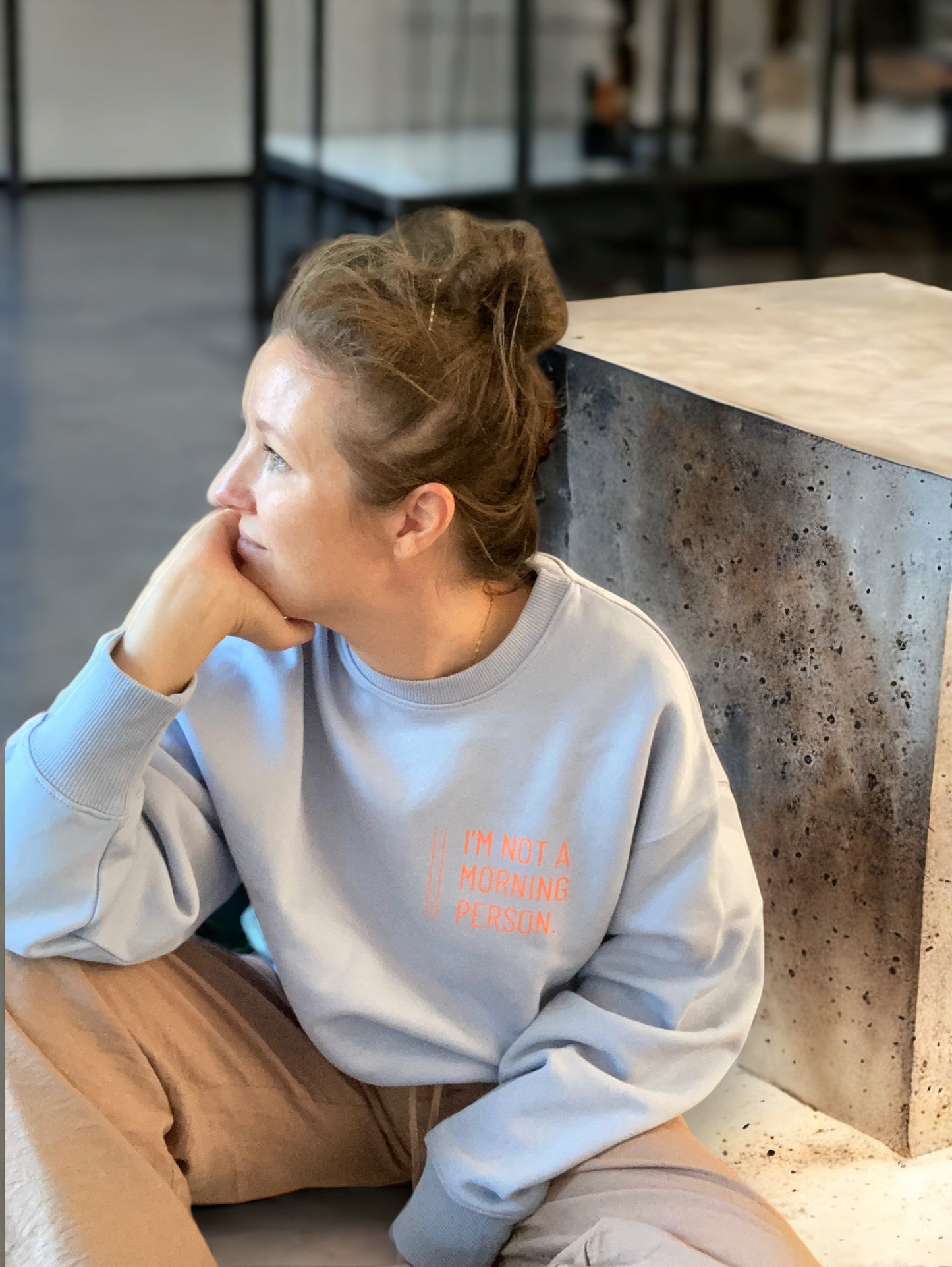 OVERSIZE Sweatshirt Frauen 'I'm not a morning person': Serene Blue / Neon Orange