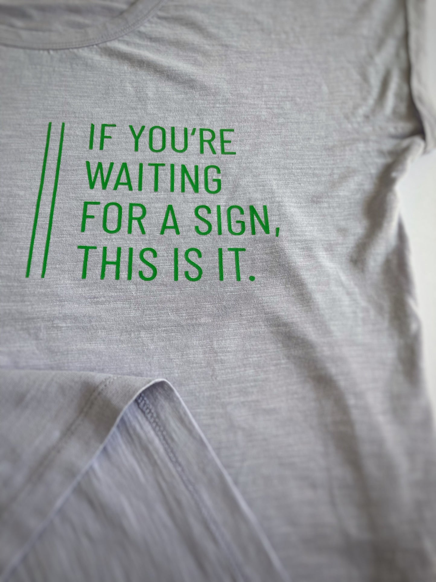 T-Shirt Frauen 'If you're waiting for a sign, this is it.': lila / grün