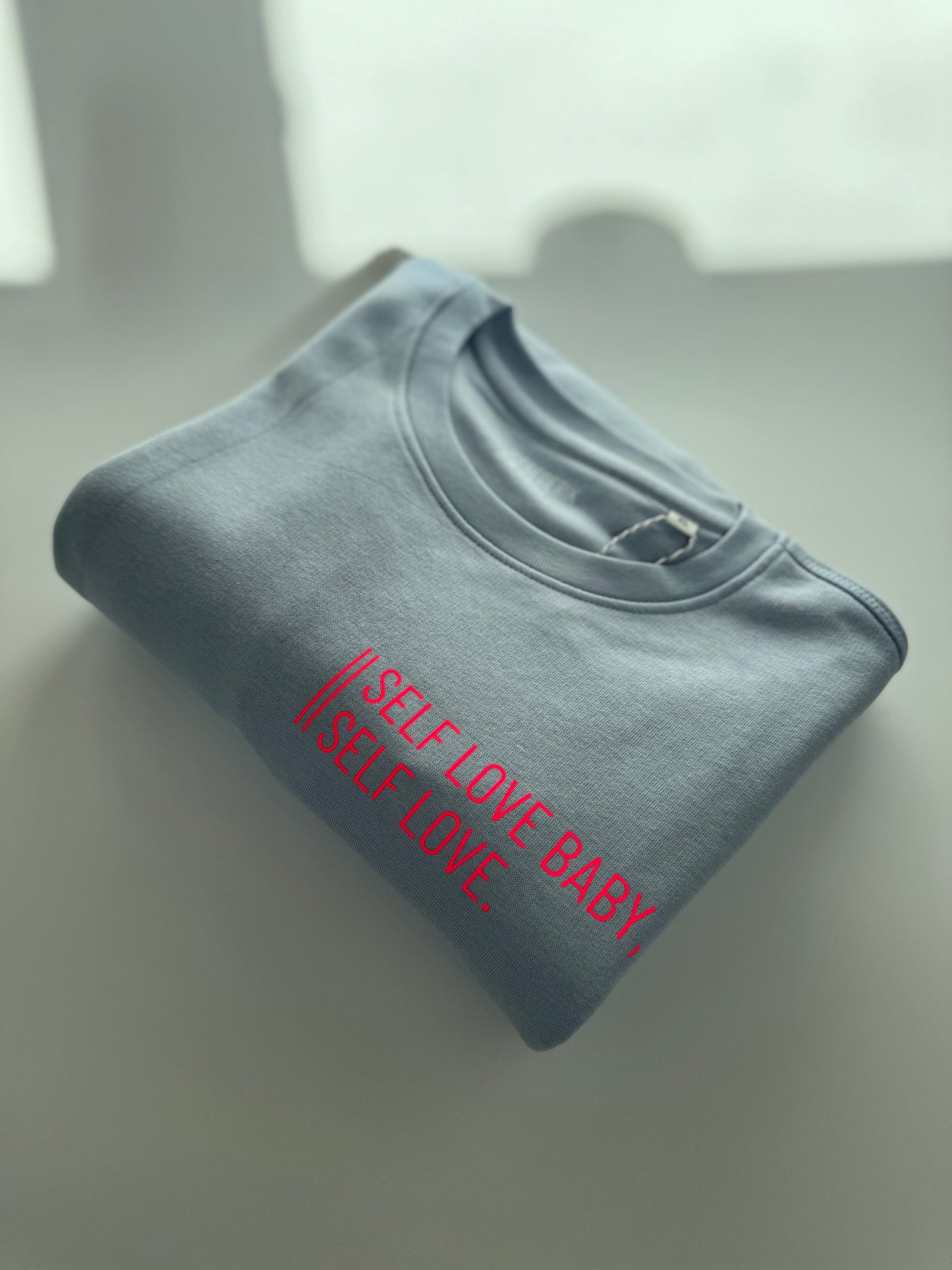 Sweatshirt ‚Self love baby, self love.‘ (B), Serene Blue / Neon Pink