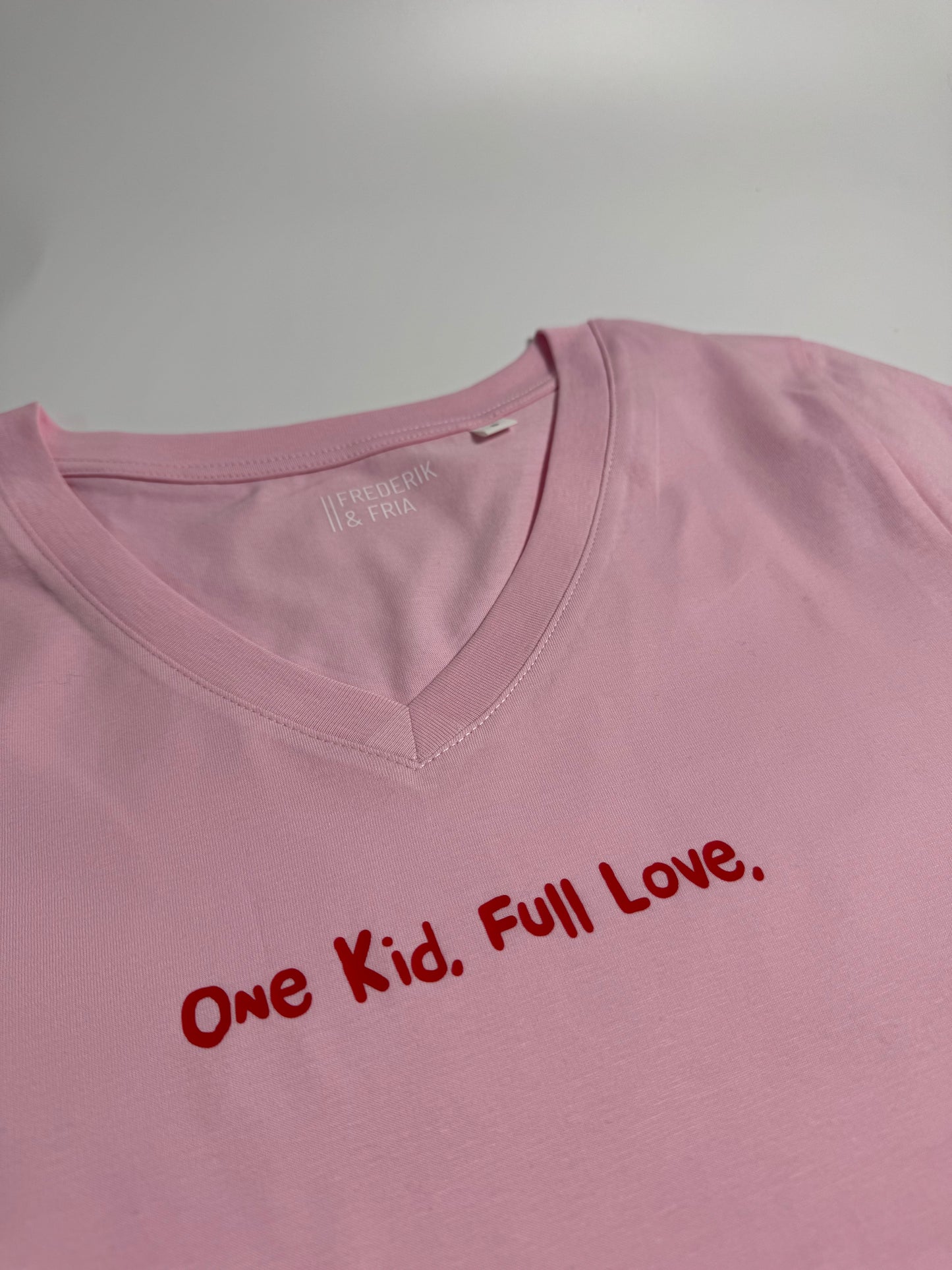 T-Shirt Frauen, V-Ausschnitt, Frau Zauberschön, Rosa / Rot