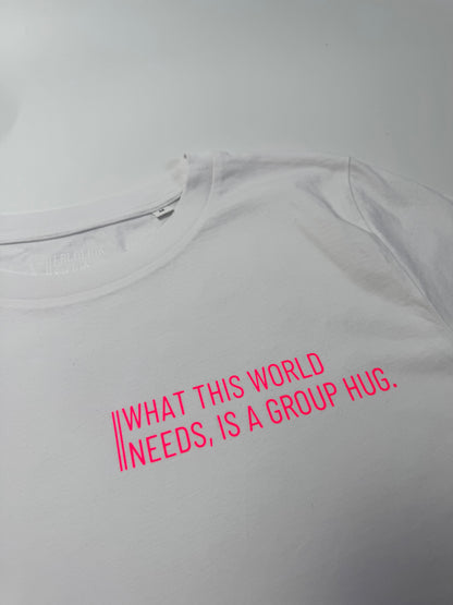T-Shirt, Frauen, ‚What this world needs, is a group hug.‘, Weiß / Neon Pink