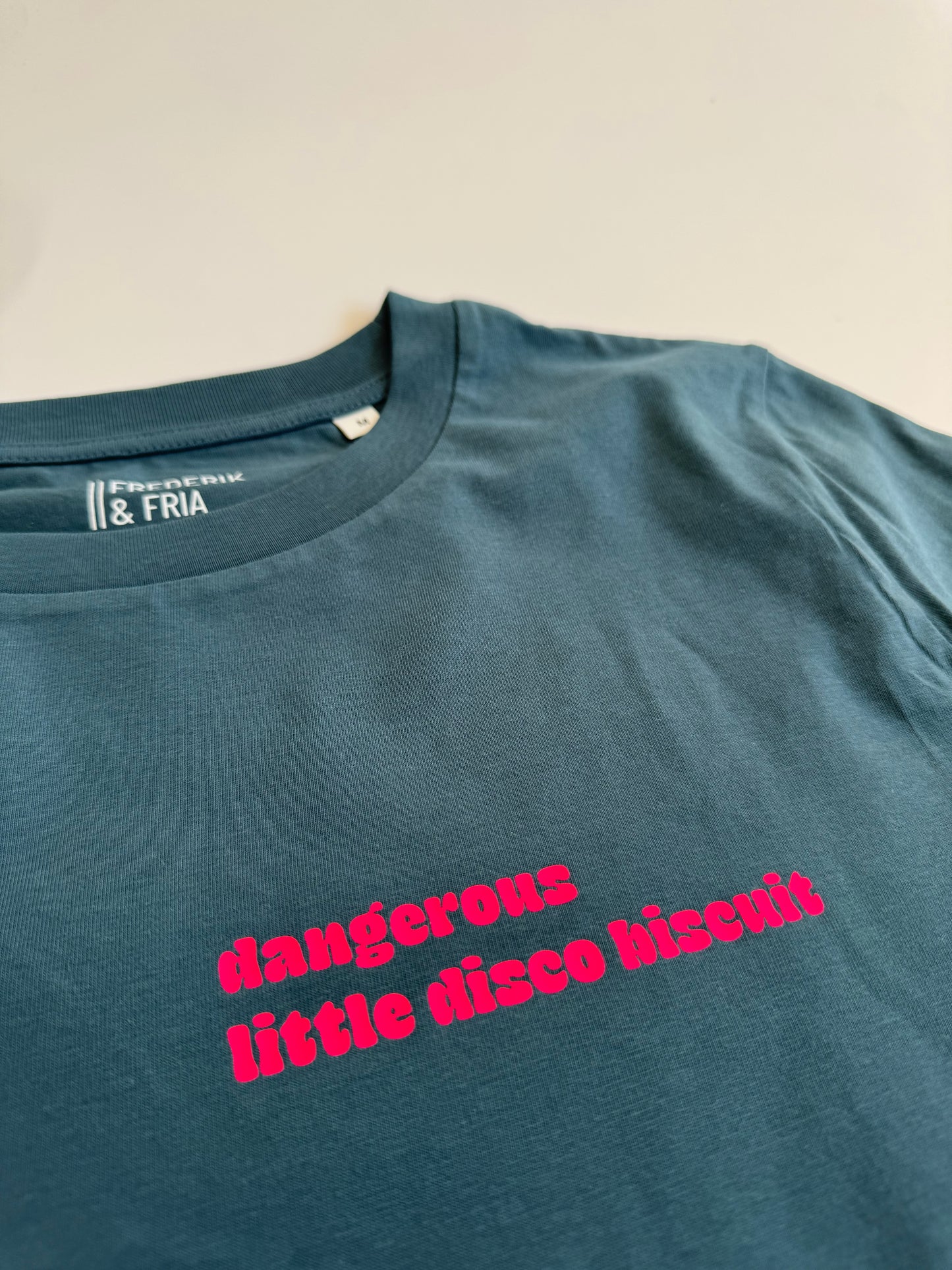 T-Shirt, Frauen, ‚Dangerous little disco biscuit‘, Petrol, Lila / Neon Pink, Neon Orange