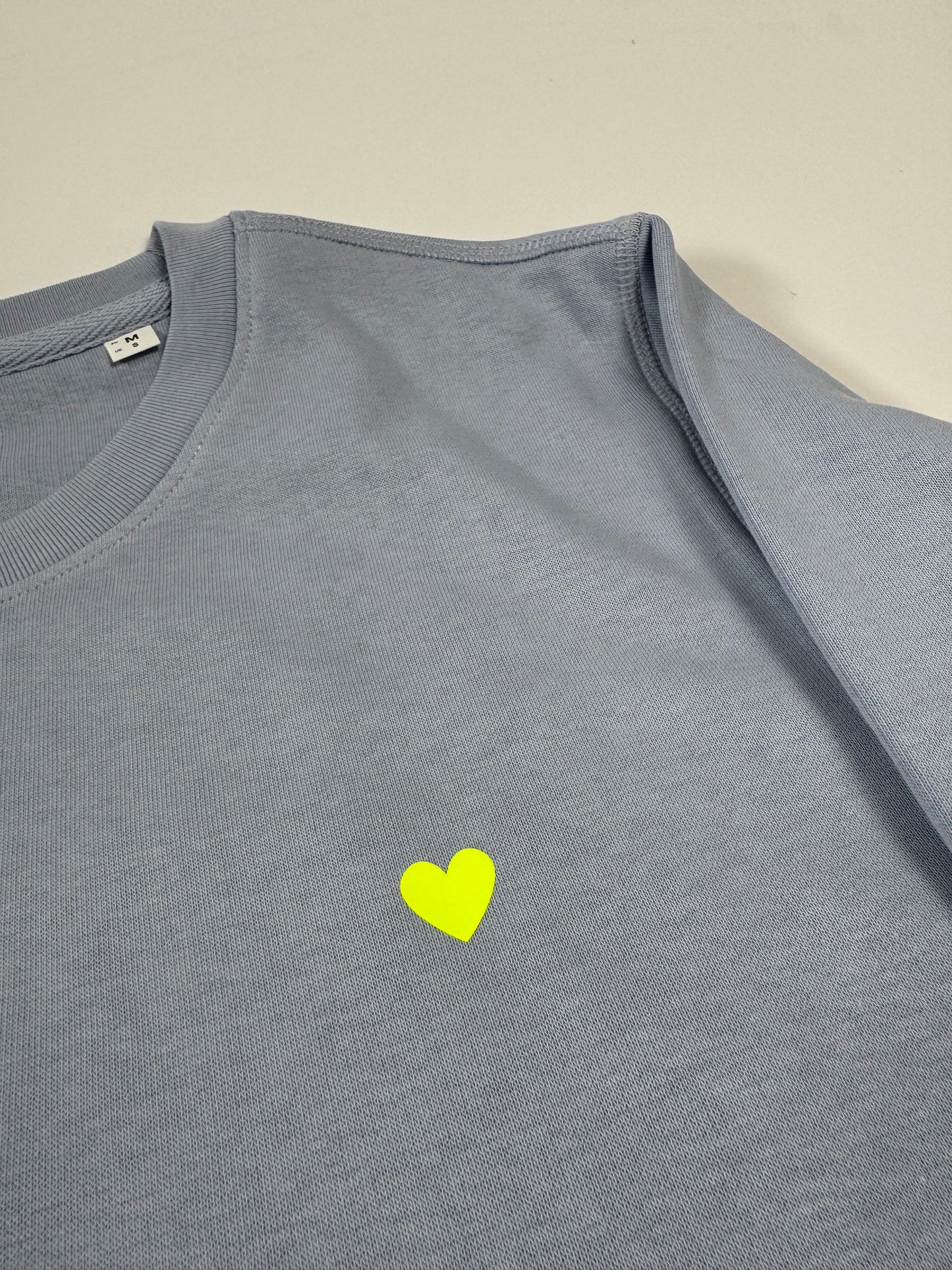 Sweatshirt Unisex Herzdruck: Serene Blue / Neon Gelb