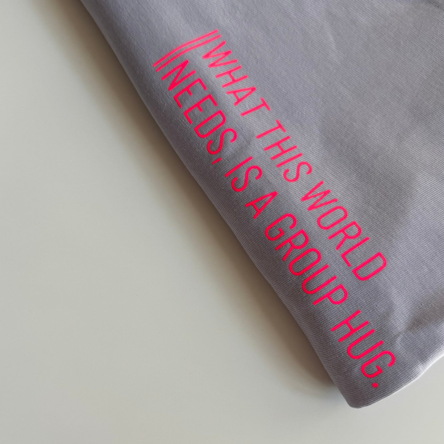 T-Shirt Frauen  'What this world needs, is a group hug.': Lila / Neon Pink