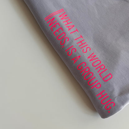 T-Shirt Frauen  'What this world needs, is a group hug.': Lila / Neon Pink