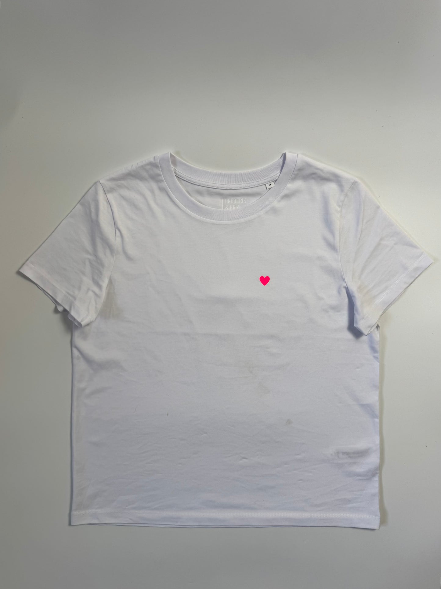 T-Shirt Frauen Herzdruck (B): Weiß / Neon Pink