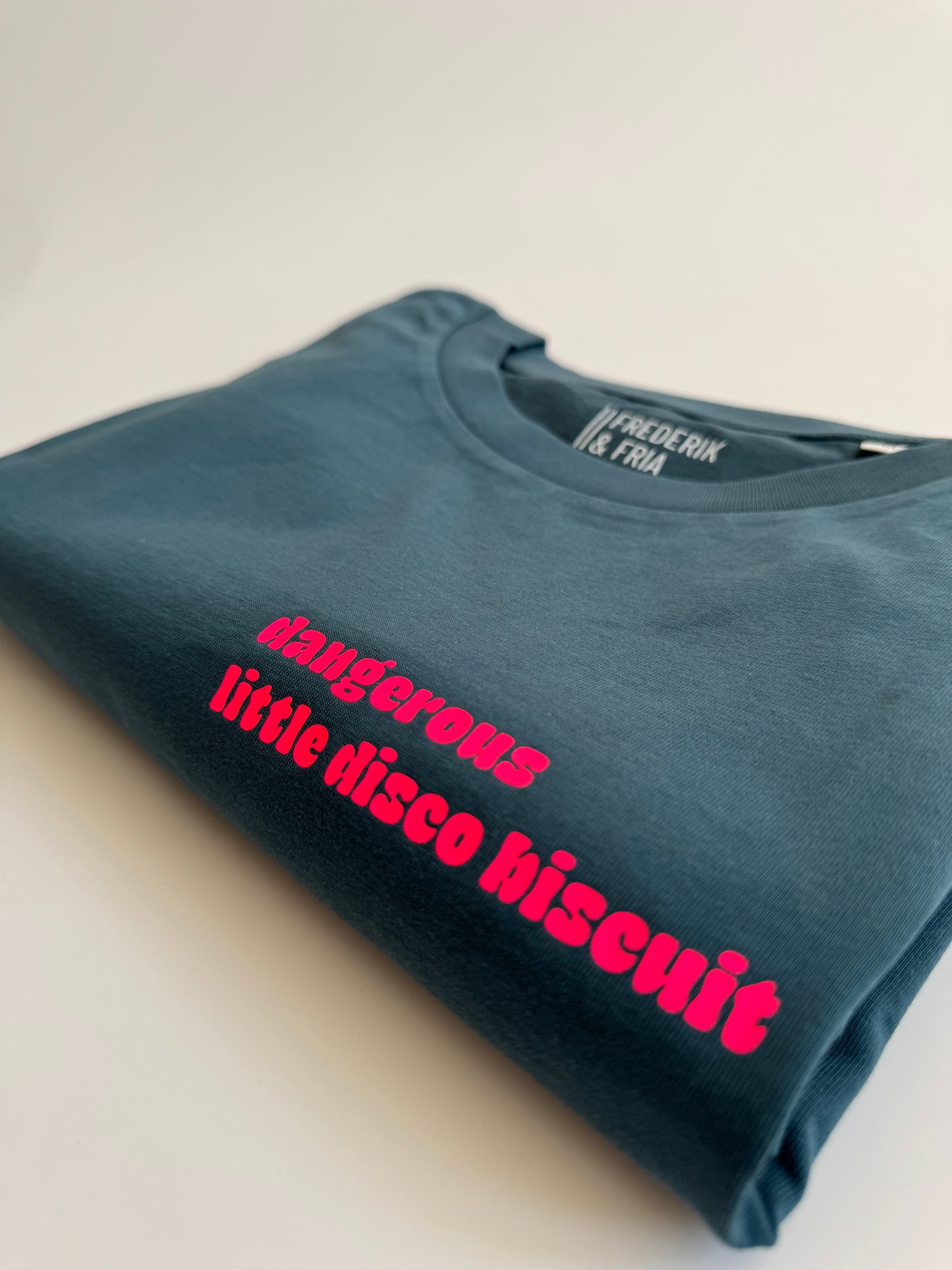 T-Shirt, Frauen, ‚Dangerous little disco biscuit‘, Petrol, Lila / Neon Pink, Neon Orange