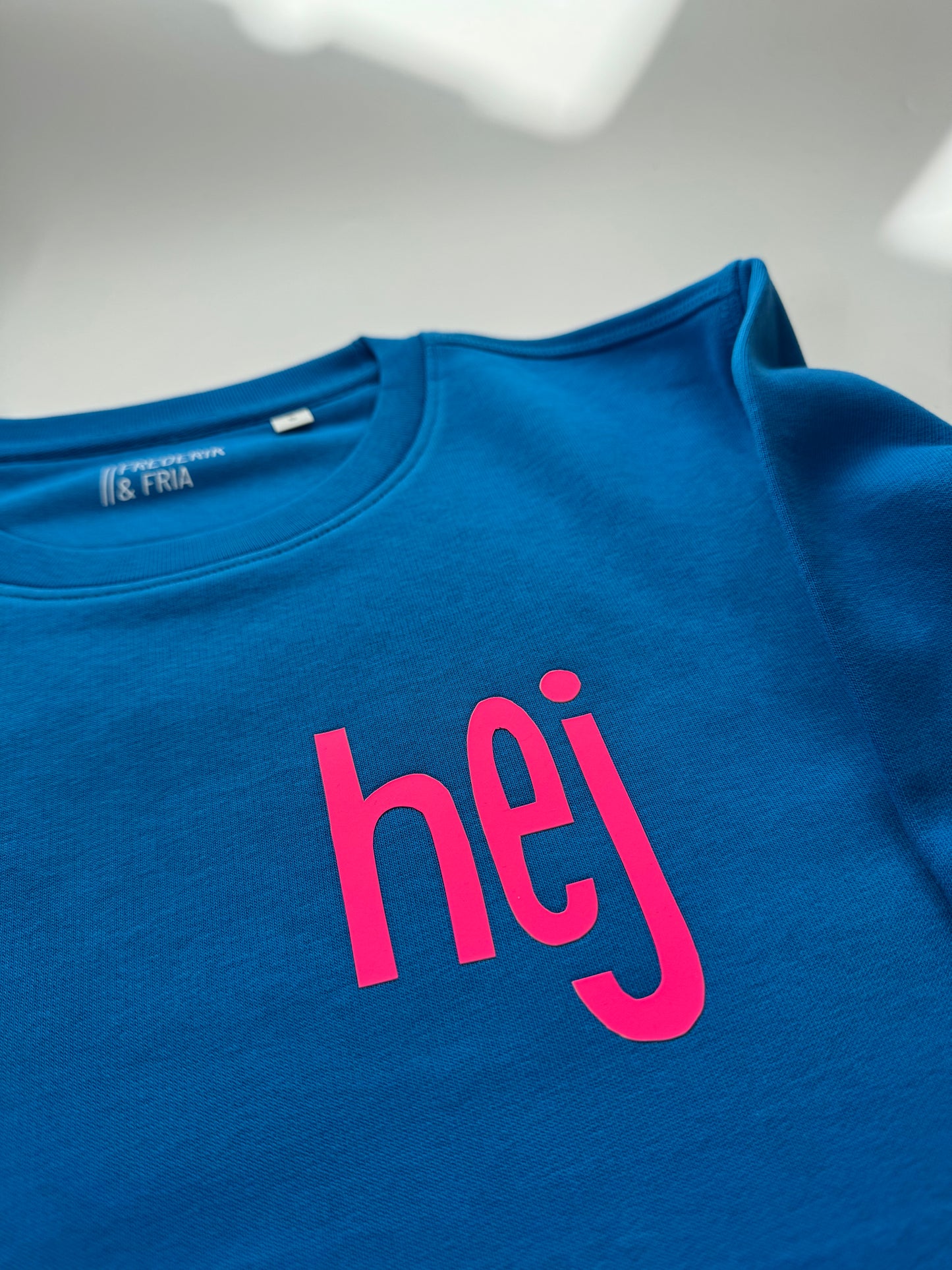 Sweatshirt Unisex 'hej': Pazifik Blau / Neon Pink