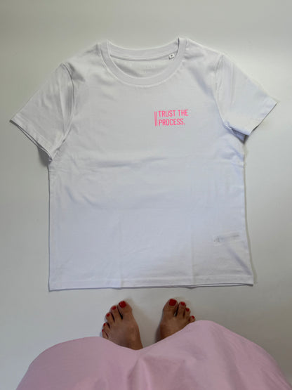 T-Shirt Frauen 'Trust the process.' (B): Weiß / Neon Pink