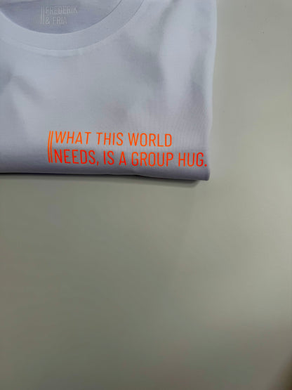T-Shirt, Frauen, ‚What this world needs, is a group hug.‘, Weiß / Neon Pink